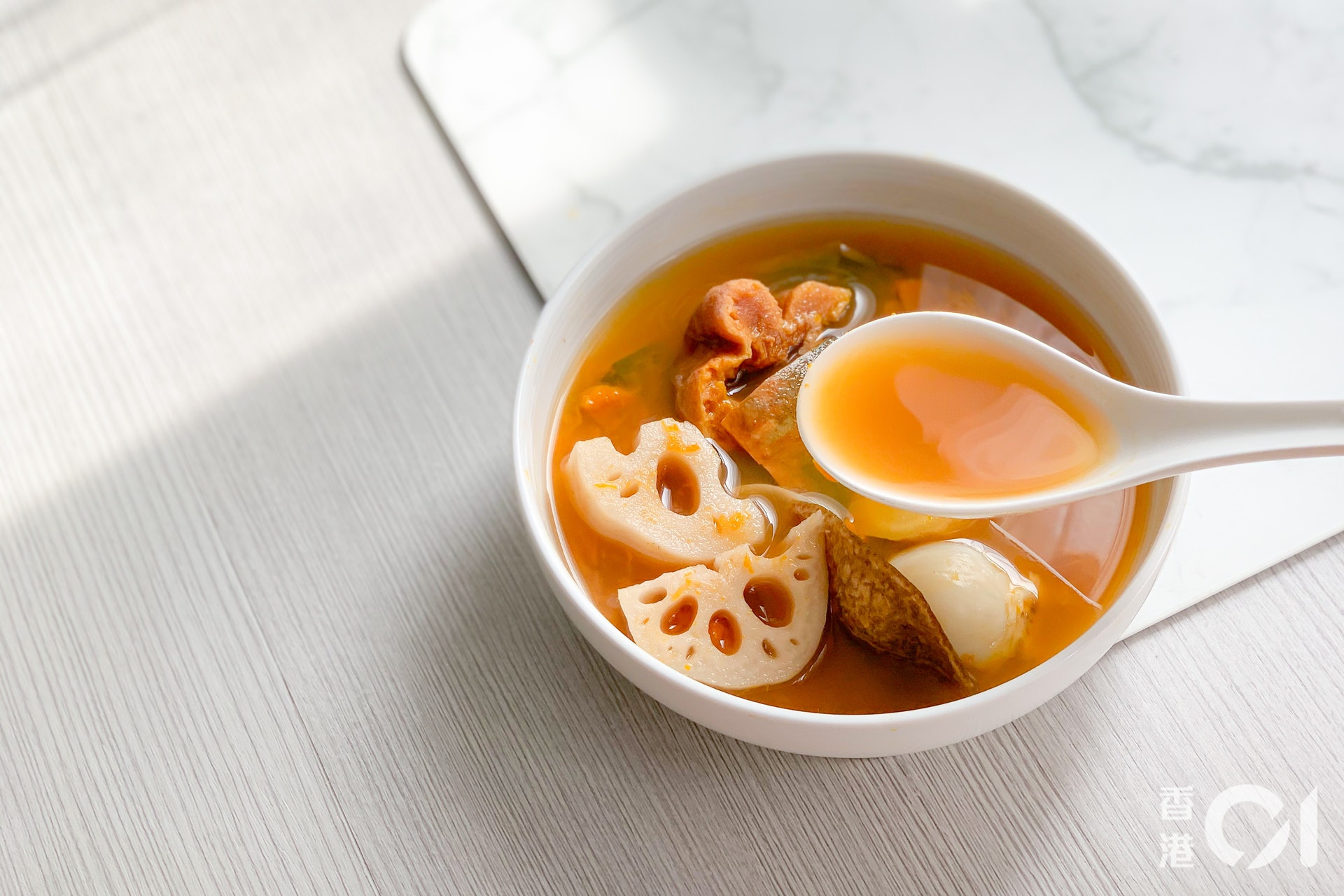 柿餅蓮藕南瓜湯,湯味清甜帶甘,湯色淳厚。(尹嘉蔚攝) 柿餅蓮藕南瓜湯,湯味清甜帶甘,湯色淳厚。(尹嘉蔚攝)