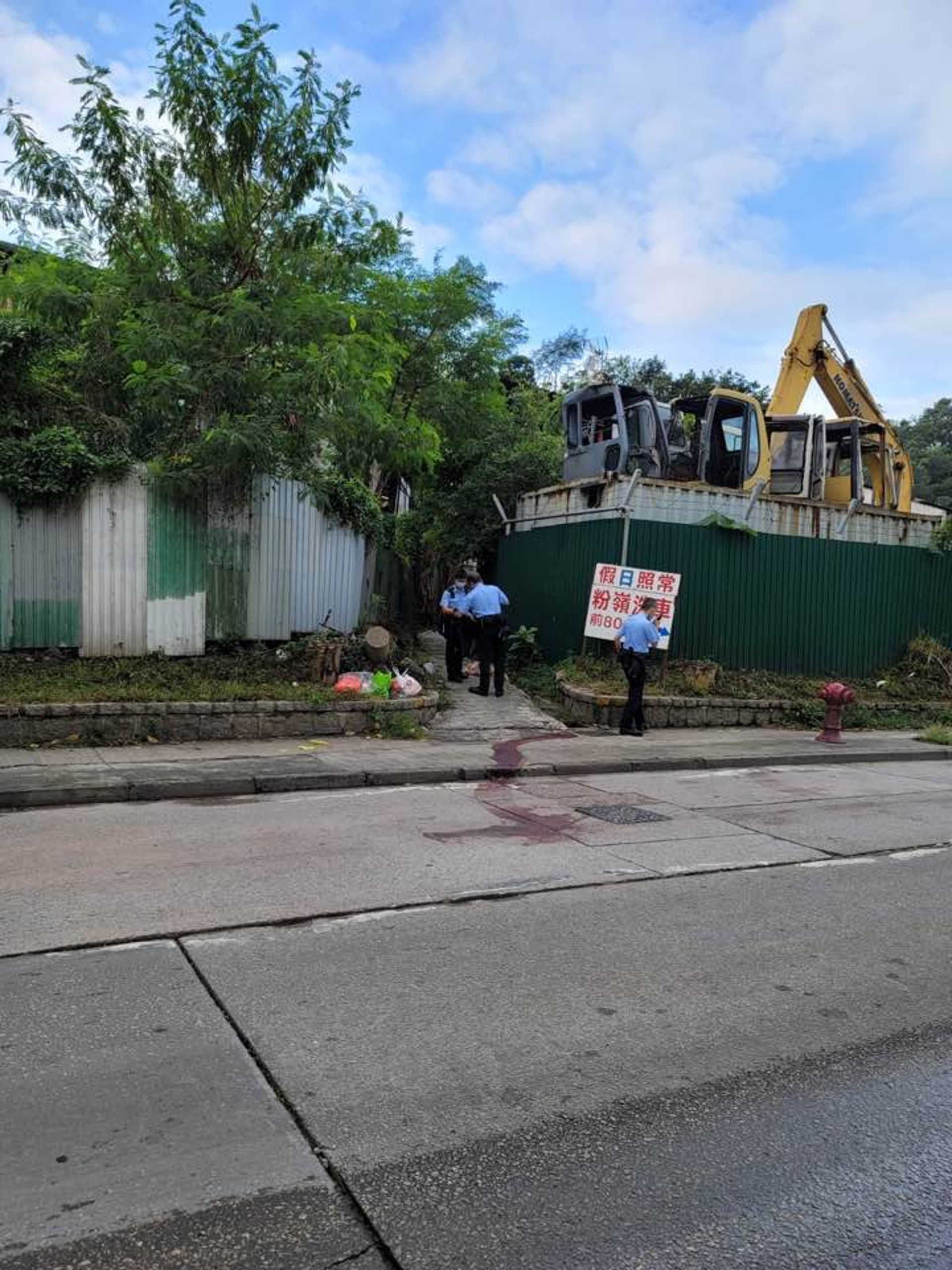 前日(10月14日)上午,元朗新田竟然發生老伯徒手挖狗內臟事件。(受訪者提供) 前日(10月14日)上午,元朗新田竟然發生老伯徒手挖狗內臟事件。(受訪者提供)