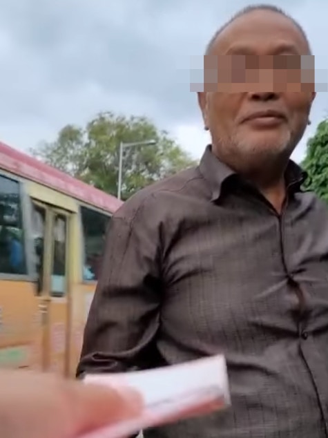 高小姐疑老伯想帶狗內臟回家烹調,於是提出支持100元給他「買嘢食」,對方同意並送下膠袋,尾隨高小姐到私家車領錢。(受訪者提供) 高小姐疑老伯想帶狗內臟回家烹調,於是提出支持100元給他「買嘢食」,對方同意並送下膠袋,尾隨高小姐到私家車領錢。(受訪者提供)