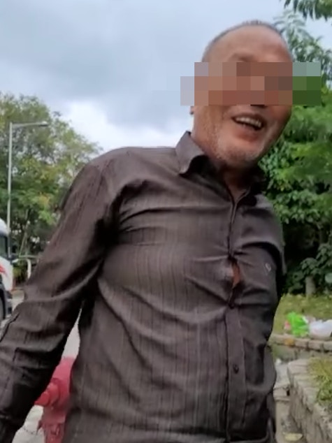 愛狗人士高小姐見一位老伯把唐狗屍體拖至路邊,及後竟徒手取出內臟,並放進一個膠袋,欲將內臟帶走。(受訪者提供) 愛狗人士高小姐見一位老伯把唐狗屍體拖至路邊,及後竟徒手取出內臟,並放進一個膠袋,欲將內臟帶走。(受訪者提供)