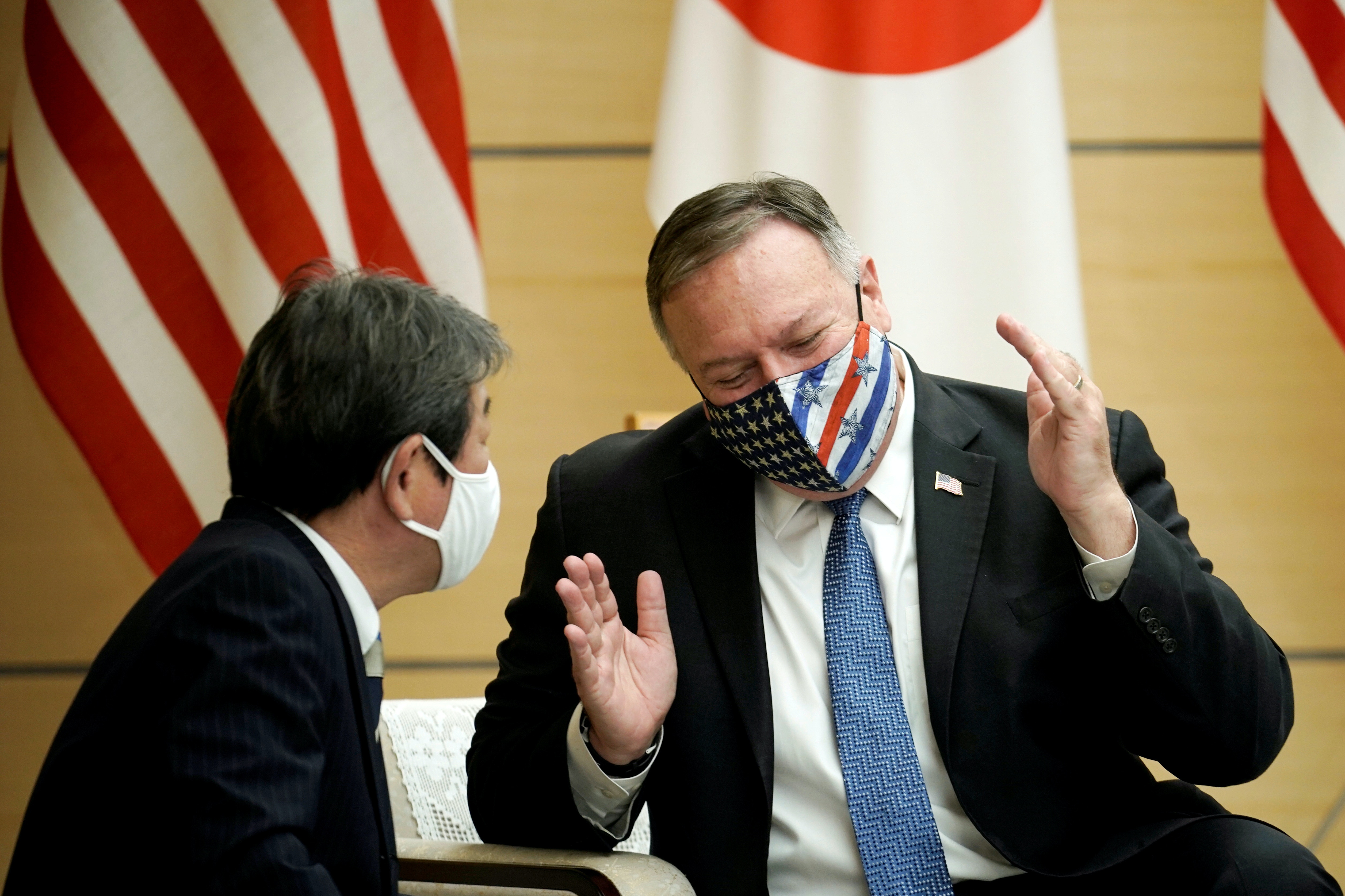 圖為10月6日日本外相茂木敏充和美國國務卿蓬佩奧在東京聊天，當時他們在等待與日本首相菅義偉於首相辦公室會面。（Reuters）