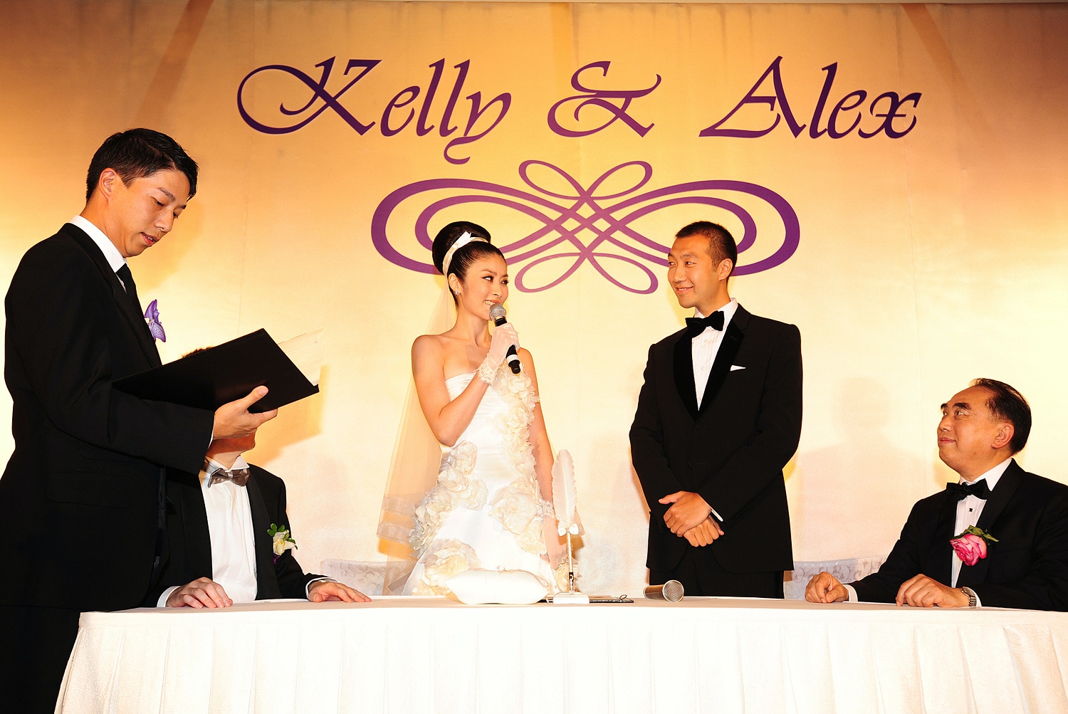 陈慧琳（Kelly）2008年与爱情长跑16年的圈外男友刘建浩结婚，于洲际酒店举行婚宴，一对新人父亲担任证婚人。（视觉中国）