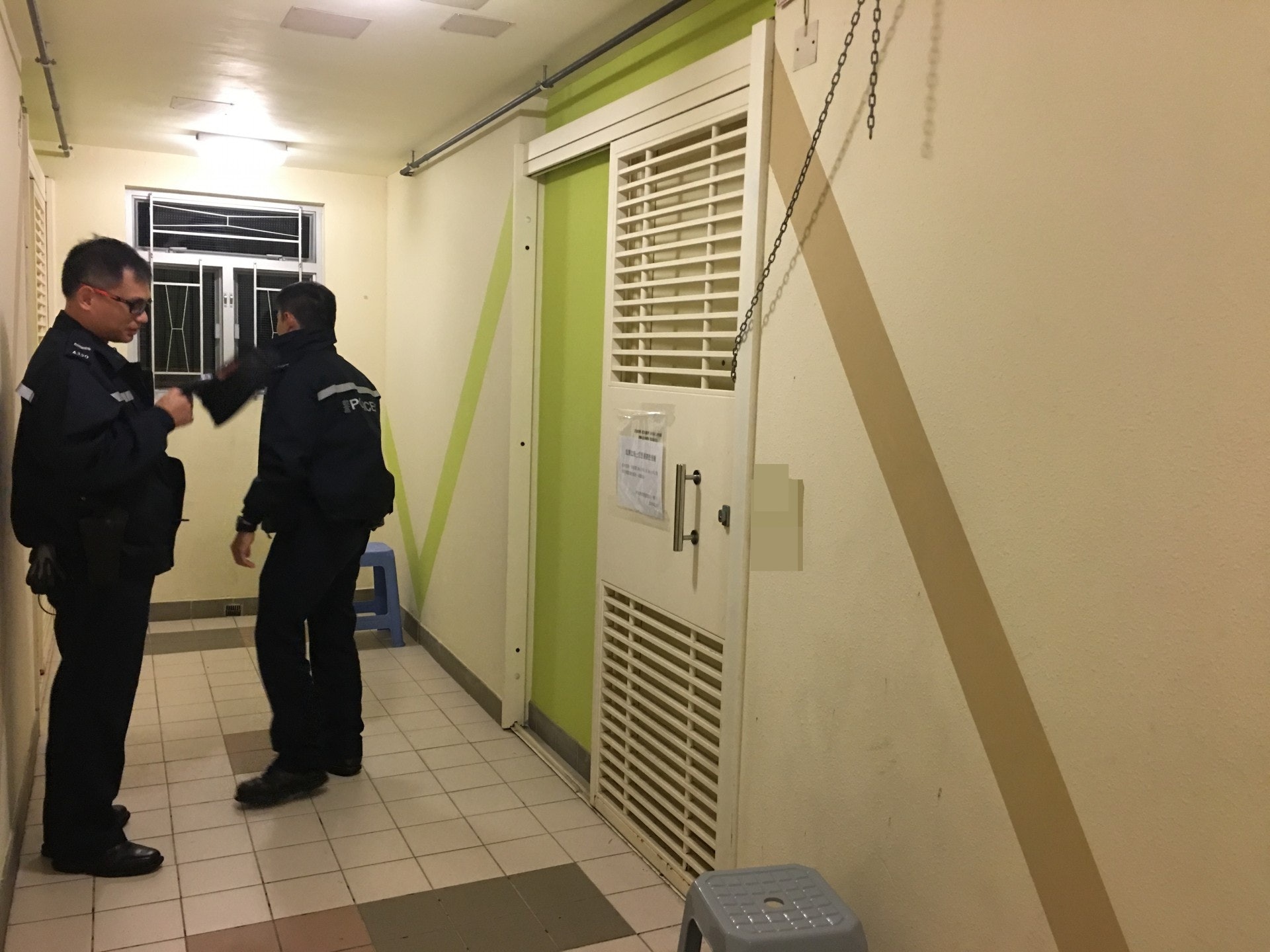 警員到單位調查,但門上鎖,需要消防員破門入屋。(資料圖片)(資料圖片) 警員到單位調查,但門上鎖,需要消防員破門入屋。(資料圖片)(資料圖片)