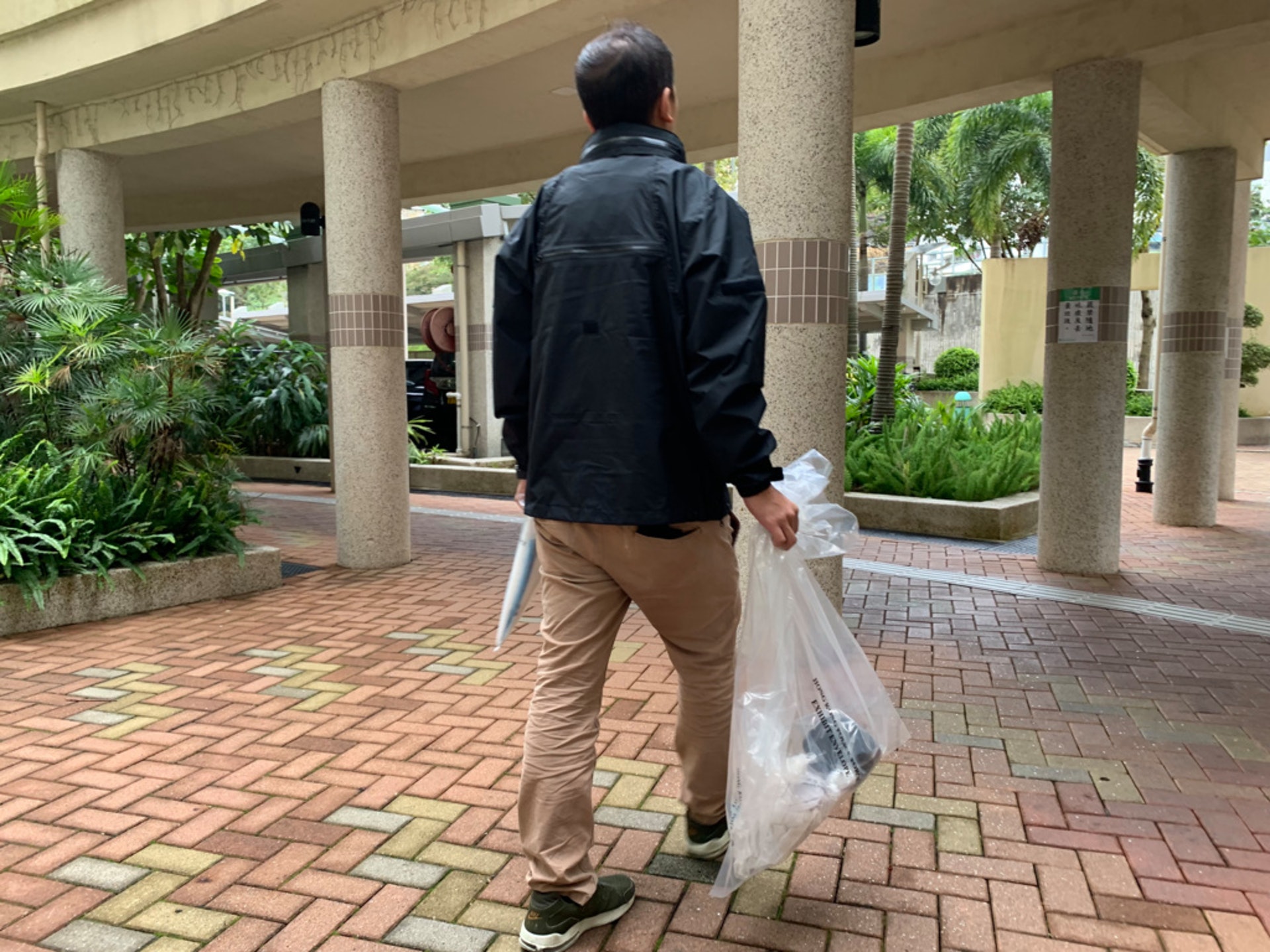 警員在單位內拿走多樣物品作調查。(資料圖片) 警員在單位內拿走多樣物品作調查。(資料圖片)