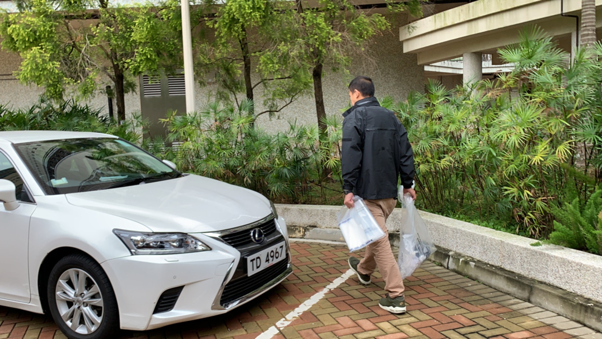 警員在單位內拿走多樣物品作調查。(資料圖片) 警員在單位內拿走多樣物品作調查。(資料圖片)