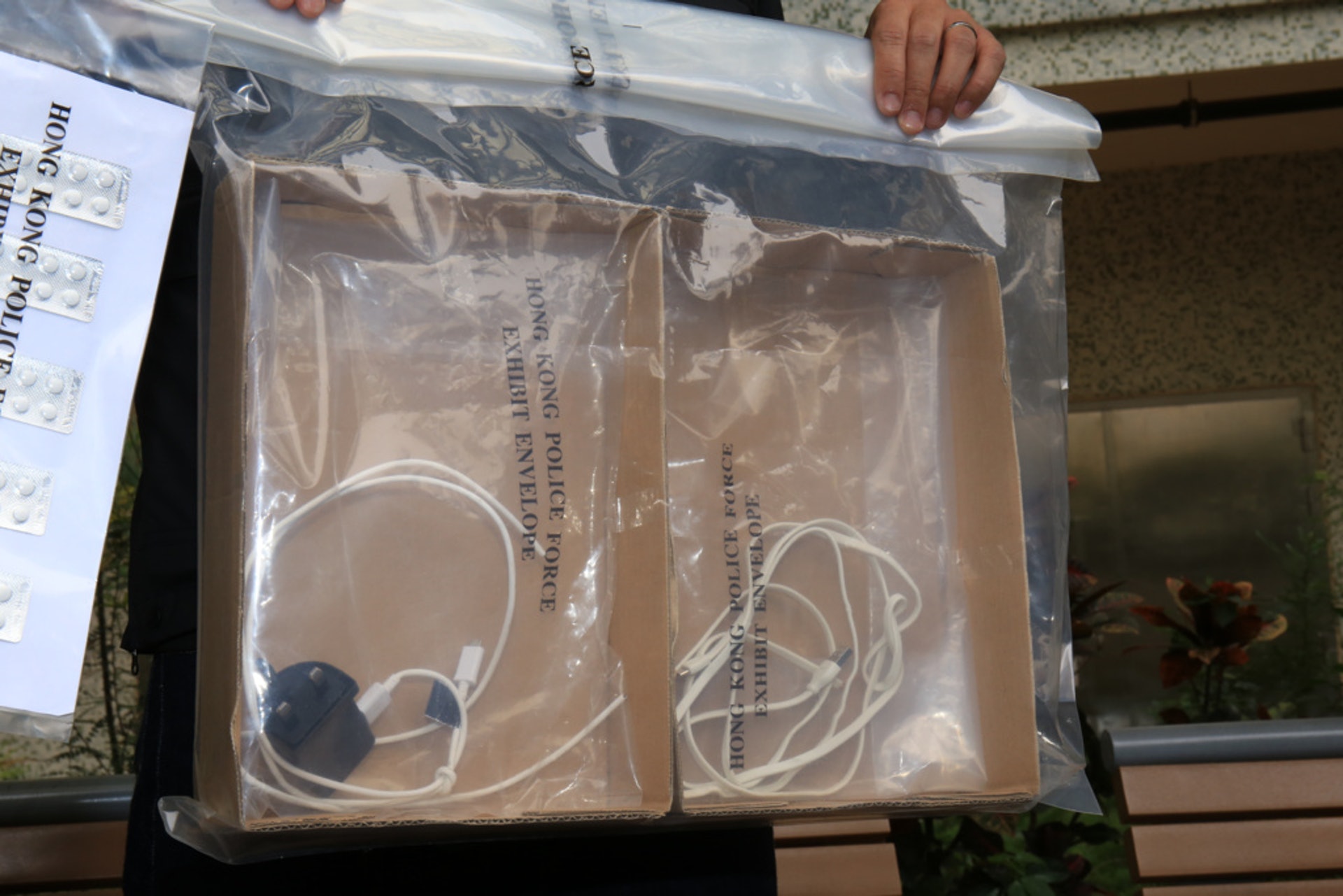 警方在單位內發現疑被告趙麗霞用以勒斃其子的USB電線。(資料圖片) 警方在單位內發現疑被告趙麗霞用以勒斃其子的USB電線。(資料圖片)