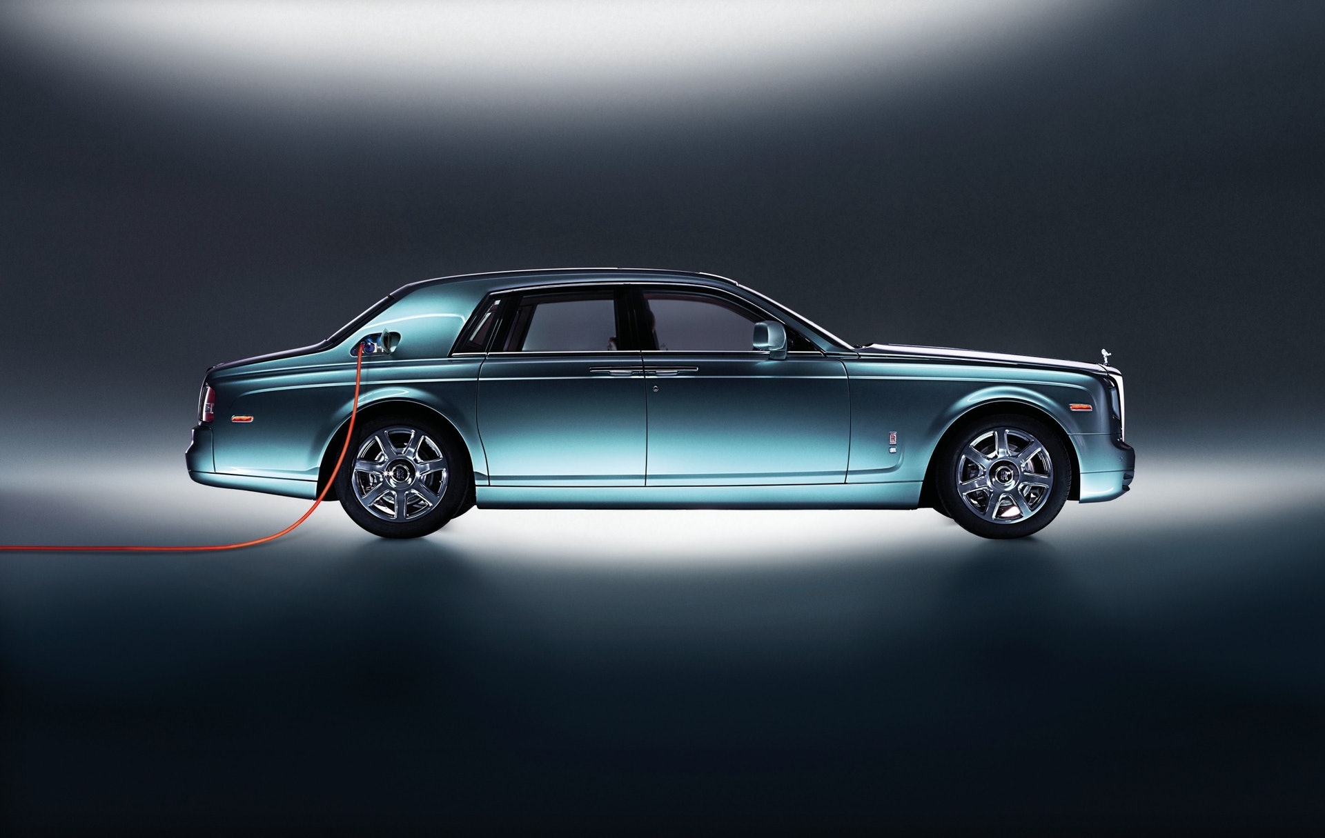 勞斯萊斯在2011日內瓦車展發表的電動概念車102EX Concept(rolls-roycemotorcars.com) 勞斯萊斯在2011日內瓦車展發表的電動概念車102EX Concept(rolls-roycemotorcars.com)