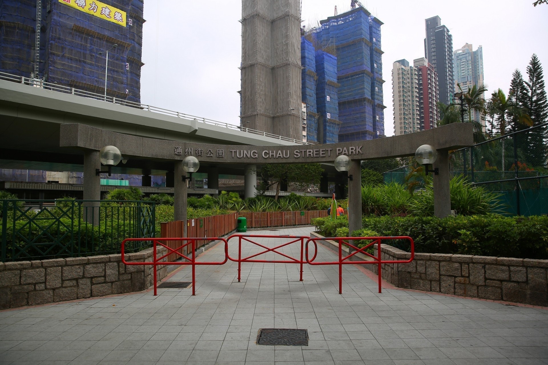 邵家臻重返阿十生前露宿的通州街公園,遇到兩名與阿十相識的街友,街友向他分享阿十生前的生活點滴。(資料圖片) 邵家臻重返阿十生前露宿的通州街公園,遇到兩名與阿十相識的街友,街友向他分享阿十生前的生活點滴。(資料圖片)