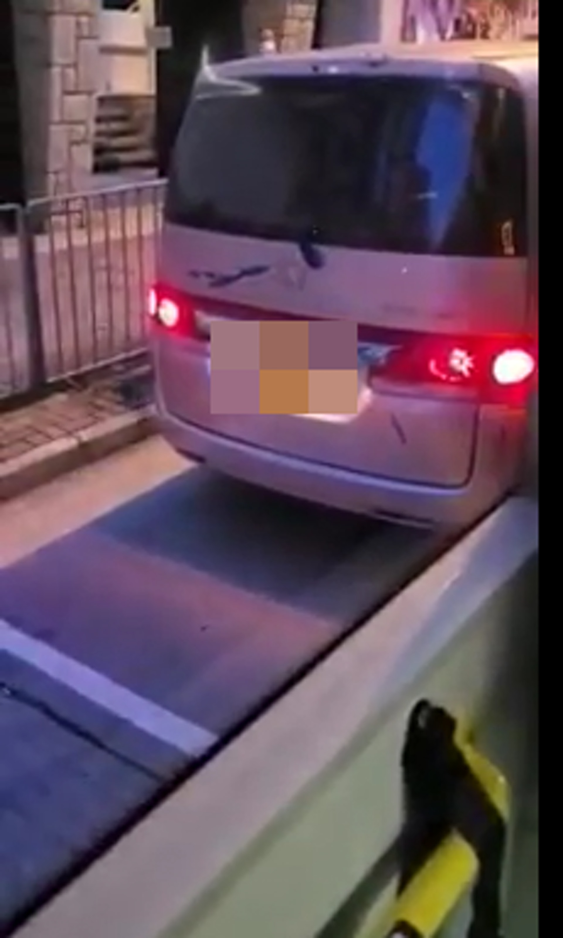 網上瘋傳一段片段,見到一輛七人車停泊在馬路。(網上片段截圖) 網上瘋傳一段片段,見到一輛七人車停泊在馬路。(網上片段截圖)