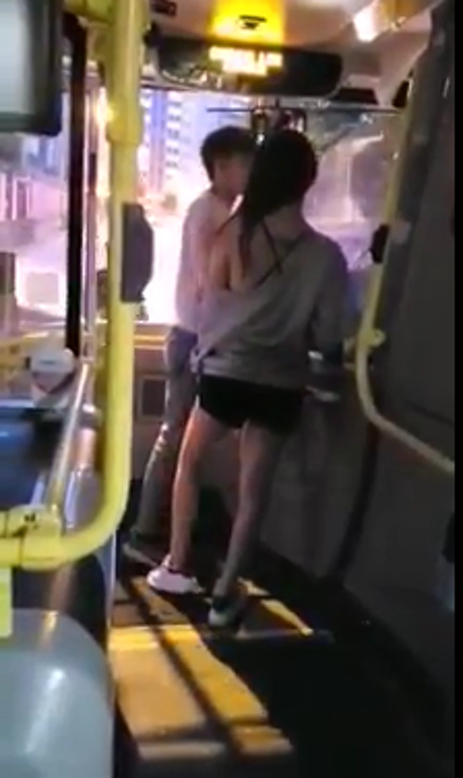 片中見到,一對沒有戴口罩的男女在巴士上與車長爭執.(網上片段截圖) 片中見到,一對沒有戴口罩的男女在巴士上與車長爭執.(網上片段截圖)