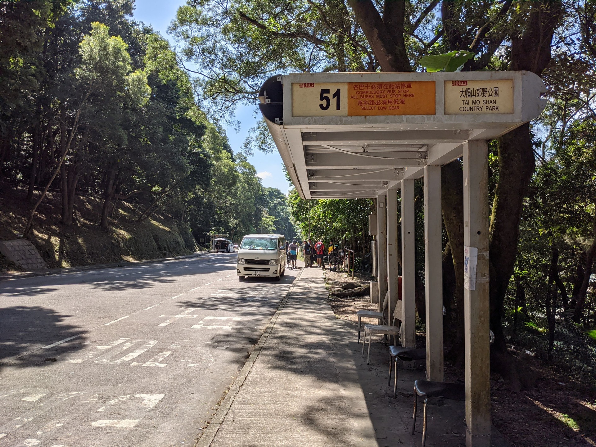 乘搭51號巴士由荃灣西到大帽山郊野公園只需約20分鐘，下車後便走回頭。（李琬瑩攝）