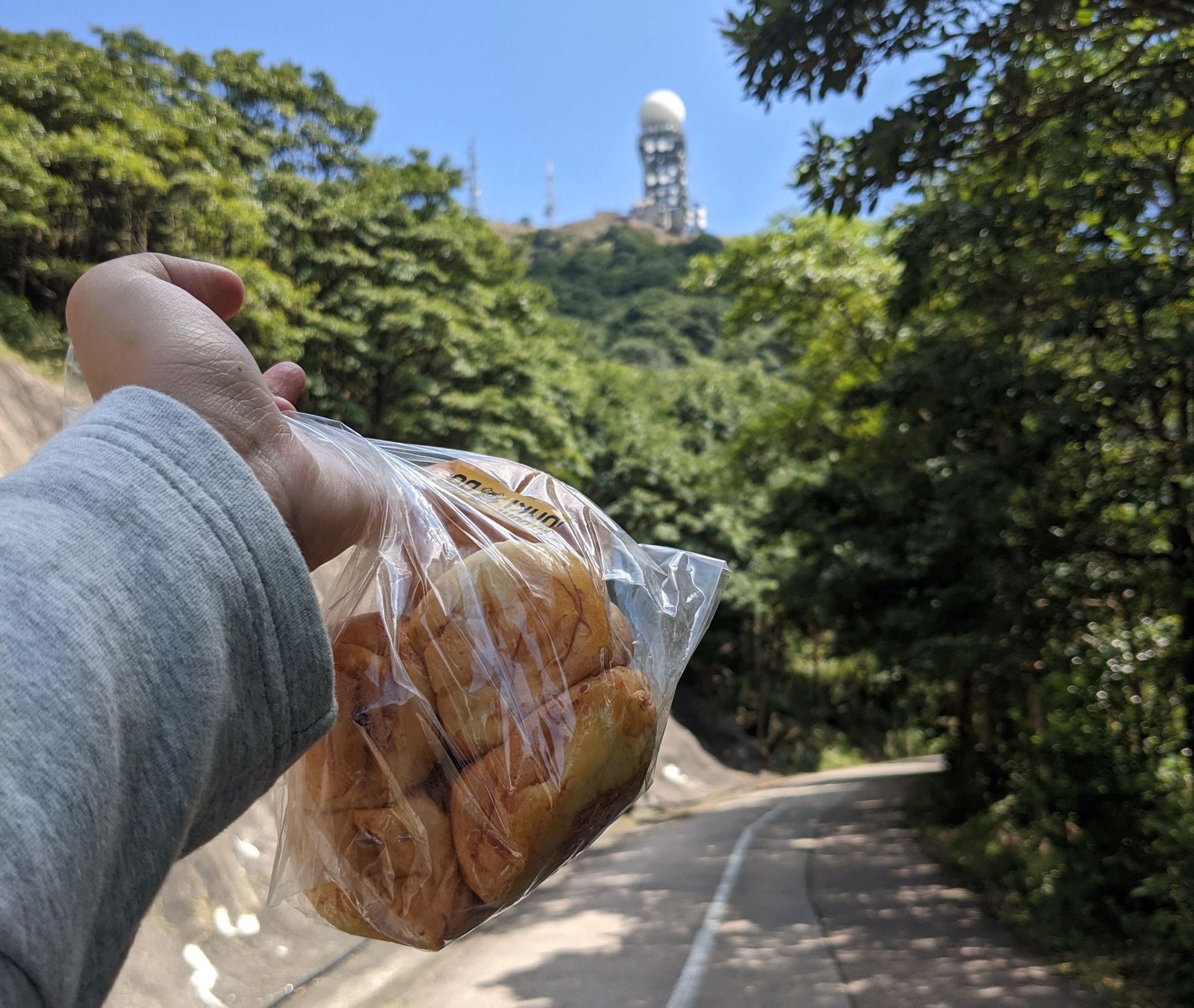 中間有段小插曲，由於太餓，在大波波和芝士波波之間，Pe仔還是選擇了醫肚先。（李琬瑩攝）