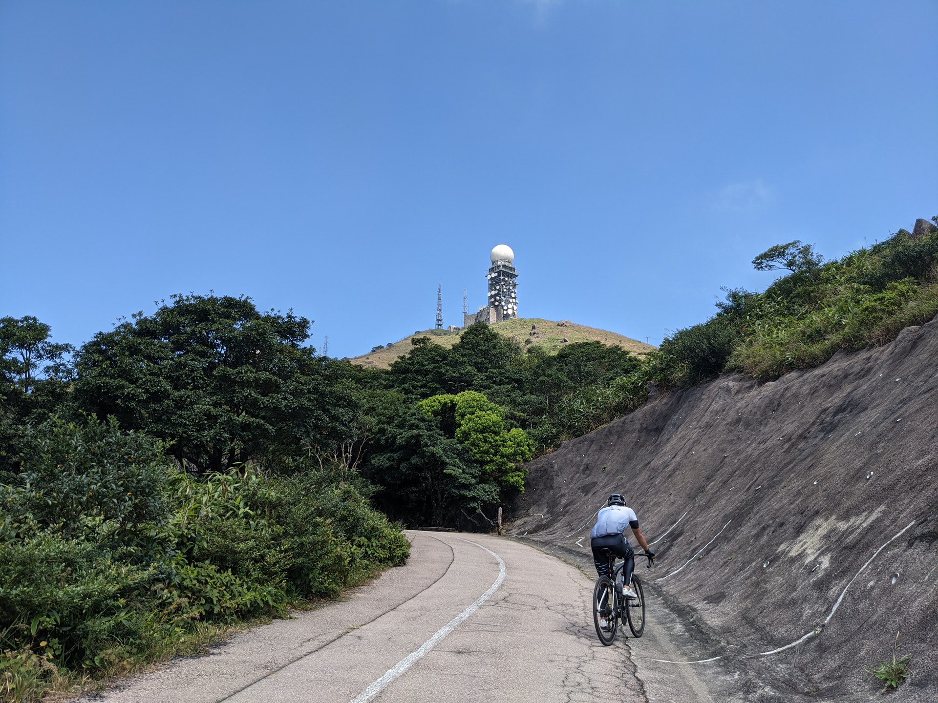除了行山和練跑,更有意志堅定的單車手努力往上,令人十分佩服。大家聽到單車的聲音,記得禮讓。(李琬瑩攝) 除了行山和練跑,更有意志堅定的單車手努力往上,令人十分佩服。大家聽到單車的聲音,記得禮讓。(李琬瑩攝)
