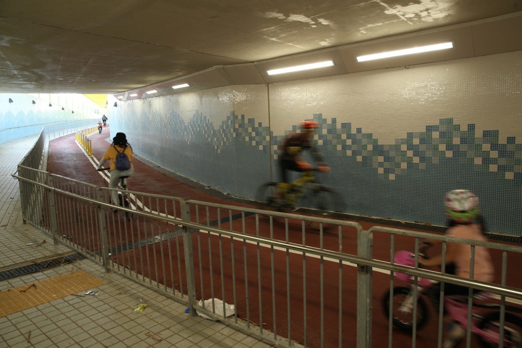 不少網民指單車行行人路和市民在單車徑散步一樣黑人憎。（資料圖片）