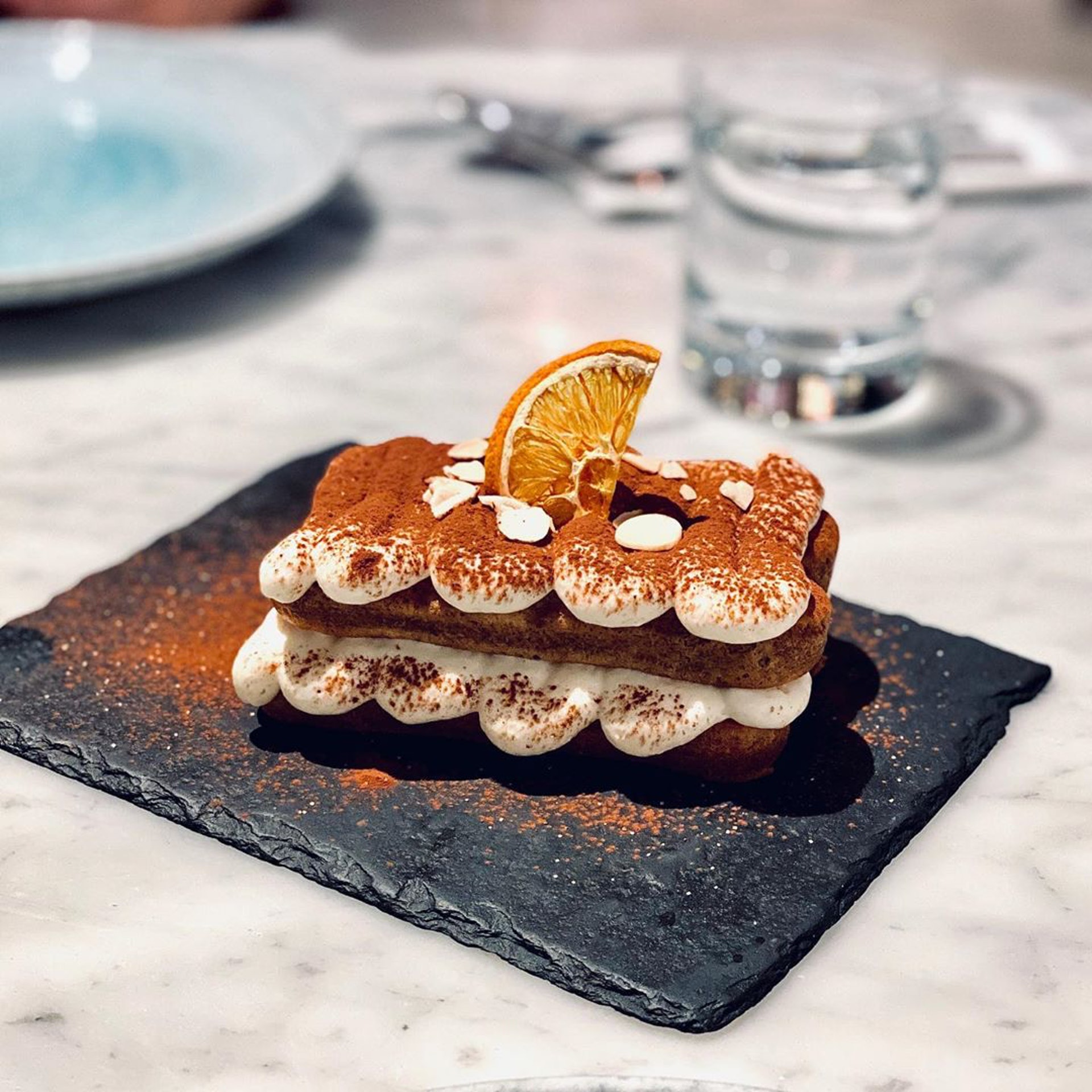 Tiramisu($68)外表巨型,表層灑滿可可粉,夾層堆疊沾上咖啡酒的手指餅,咖啡甘香、可可粉不會太苦。(ig@ fefefood1026) Tiramisu($68)外表巨型,表層灑滿可可粉,夾層堆疊沾上咖啡酒的手指餅,咖啡甘香、可可粉不會太苦。(ig@ fefefood1026)