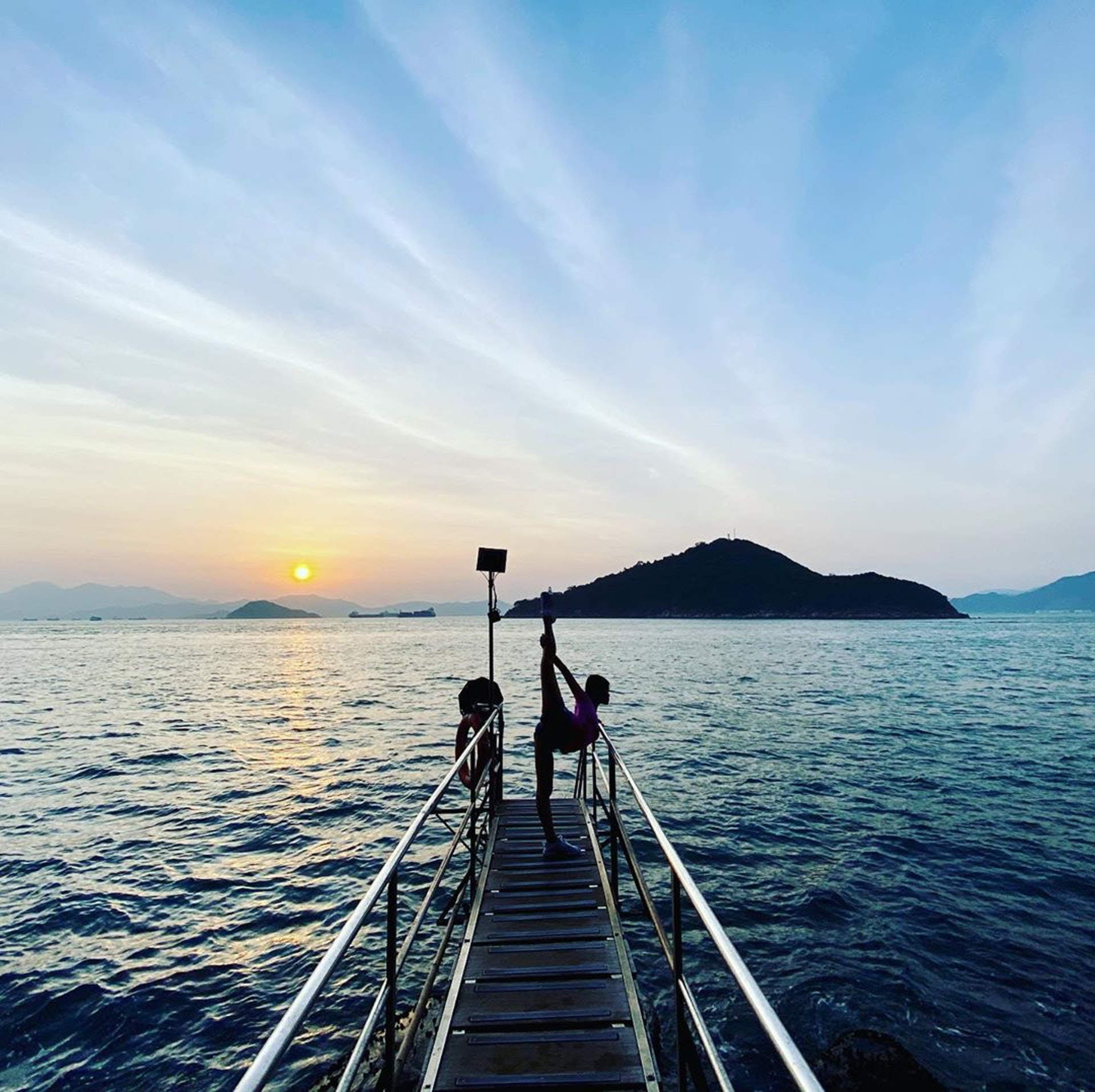 海天一色的畫面,再加上逆光的人影,非常有feel。(ig@ courtneychow0710) 海天一色的畫面,再加上逆光的人影,非常有feel。(ig@ courtneychow0710)