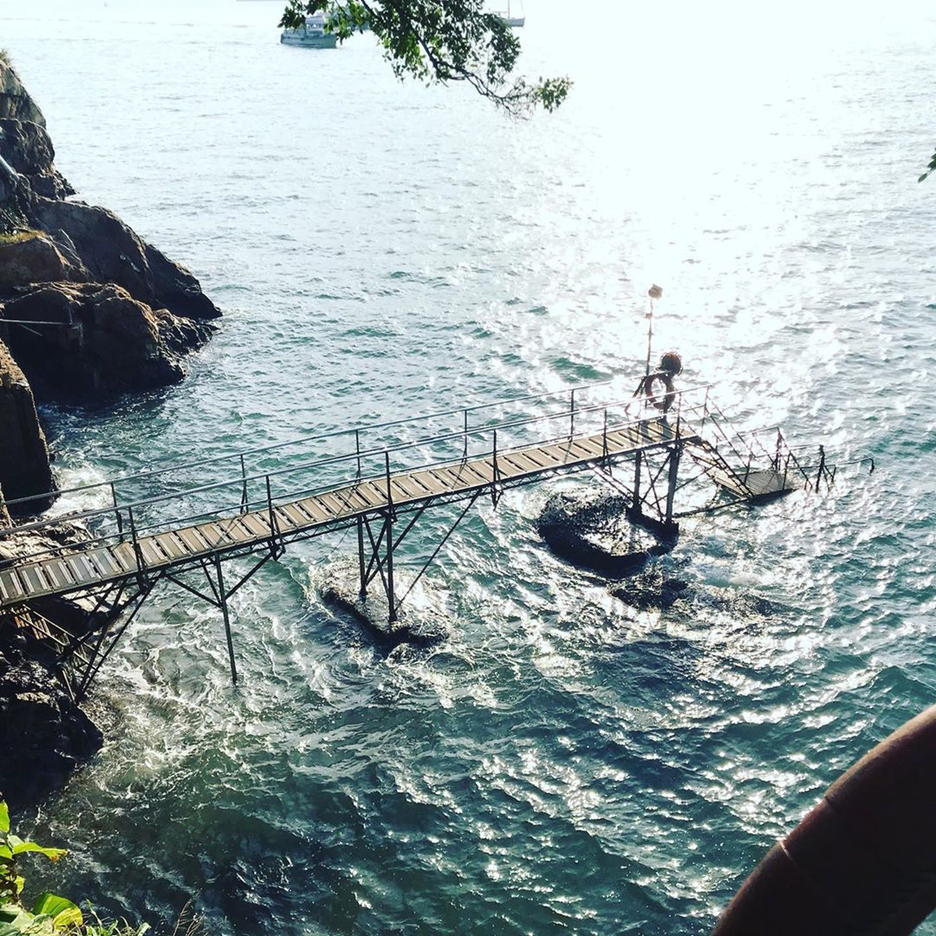 影晒整個西環泳棚,波光粼粼的海面予人平靜之感。(ig@judjuman) 影晒整個西環泳棚,波光粼粼的海面予人平靜之感。(ig@judjuman)