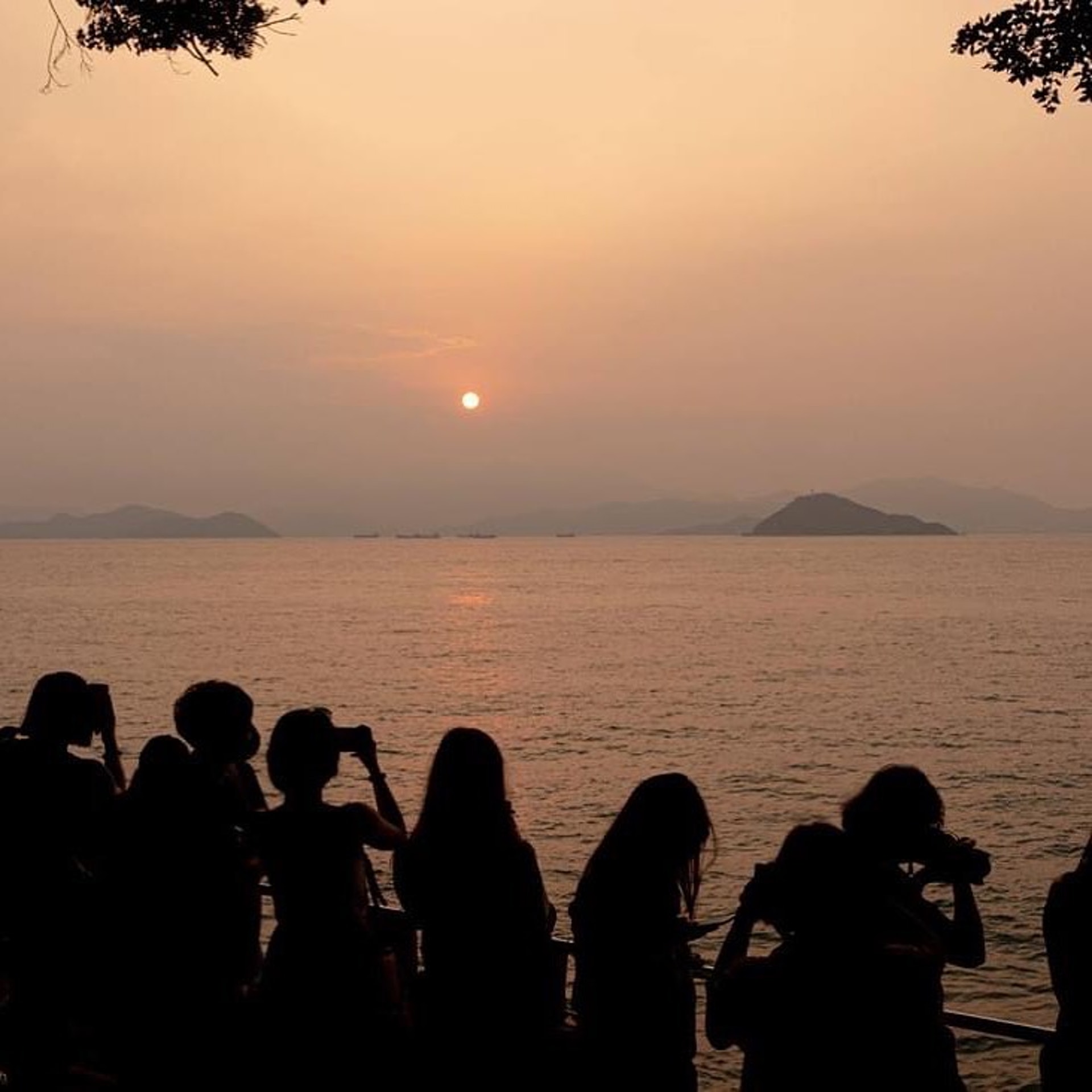 不少人會停留在泳棚附近睇日落,此時影逆光照就有夕陽無限好的感覺。(ig@ chanwaihungjack201) 不少人會停留在泳棚附近睇日落,此時影逆光照就有夕陽無限好的感覺。(ig@ chanwaihungjack201)