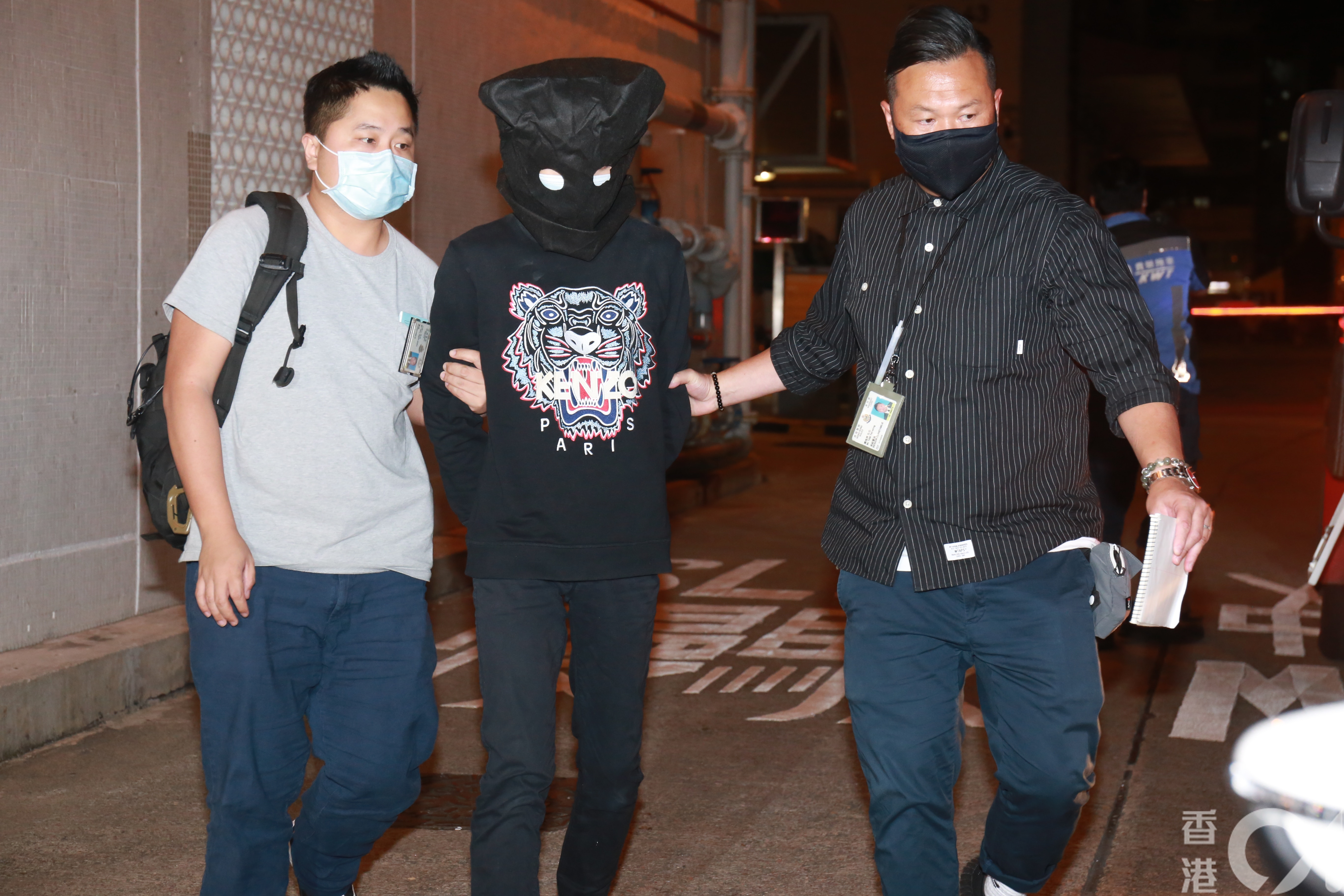 警方今（21日）拘捕一名30男子，涉嫌在公眾地方行為不檢及違反《預防及控制疾病(佩戴口罩)規例》（第599I章）。（林振華攝）