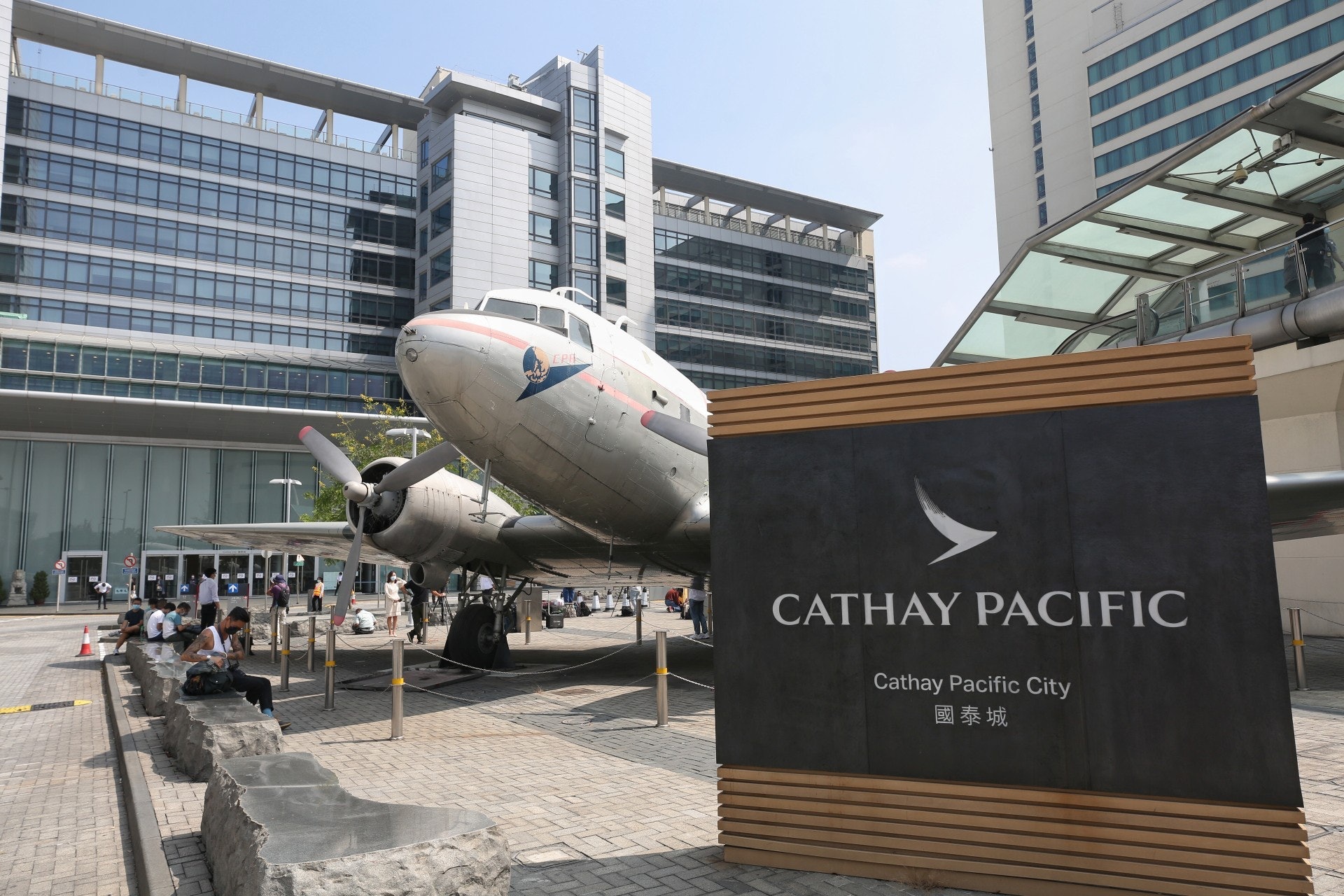 國泰航空10月21日公布重組方案,全球裁減8,500個職位,包括裁減5,300名駐香港員工,國泰港龍航空即日起停止營運。(資料圖片/張浩維攝) 國泰航空10月21日公布重組方案,全球裁減8,500個職位,包括裁減5,300名駐香港員工,國泰港龍航空即日起停止營運。(資料圖片/張浩維攝)