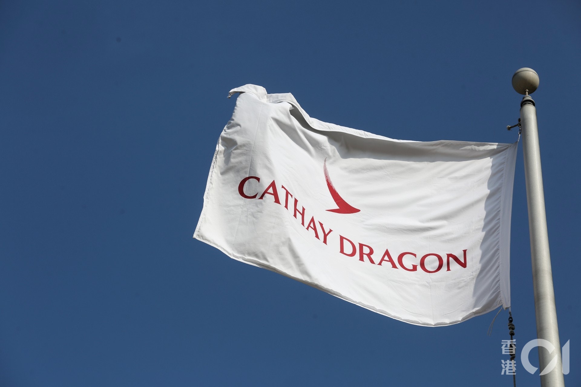 國泰航空10月21日公布重組方案,全球裁減8,500個職位,包括裁減5,300名駐香港員工,國泰港龍航空即日起停止營運。(張浩維攝) 國泰航空10月21日公布重組方案,全球裁減8,500個職位,包括裁減5,300名駐香港員工,國泰港龍航空即日起停止營運。(張浩維攝)