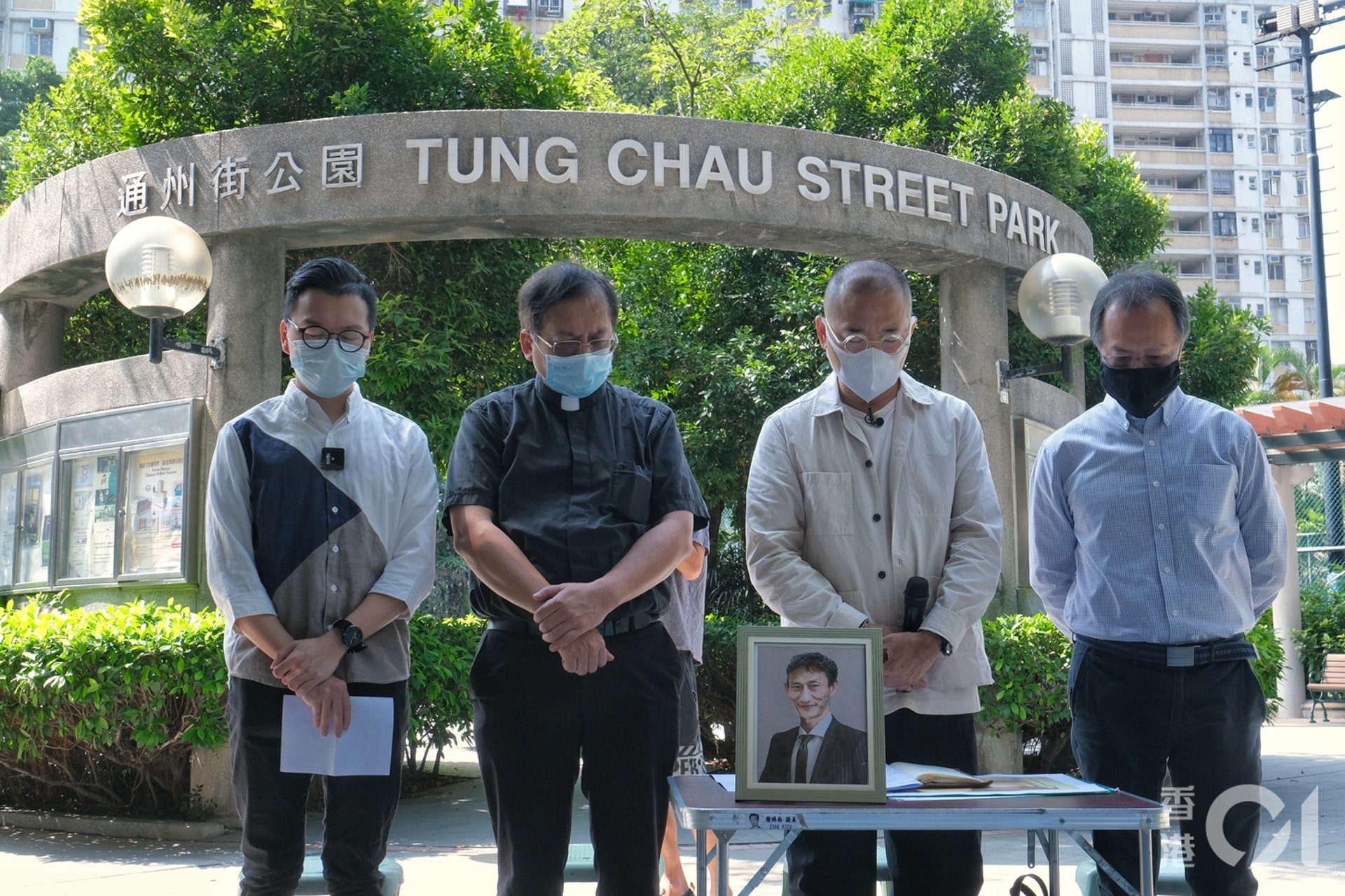 露宿者黎民十在小欖「褲纏頸」身亡,與黎相識多年的牧師林國璋(左二)與立法會議員邵家臻(右二)、張超雄(右)及何啟明(左) 見記者交代情況。(資料圖片/羅君豪攝) 露宿者黎民十在小欖「褲纏頸」身亡,與黎相識多年的牧師林國璋(左二)與立法會議員邵家臻(右二)、張超雄(右)及何啟明(左) 見記者交代情況。(資料圖片/羅君豪攝)