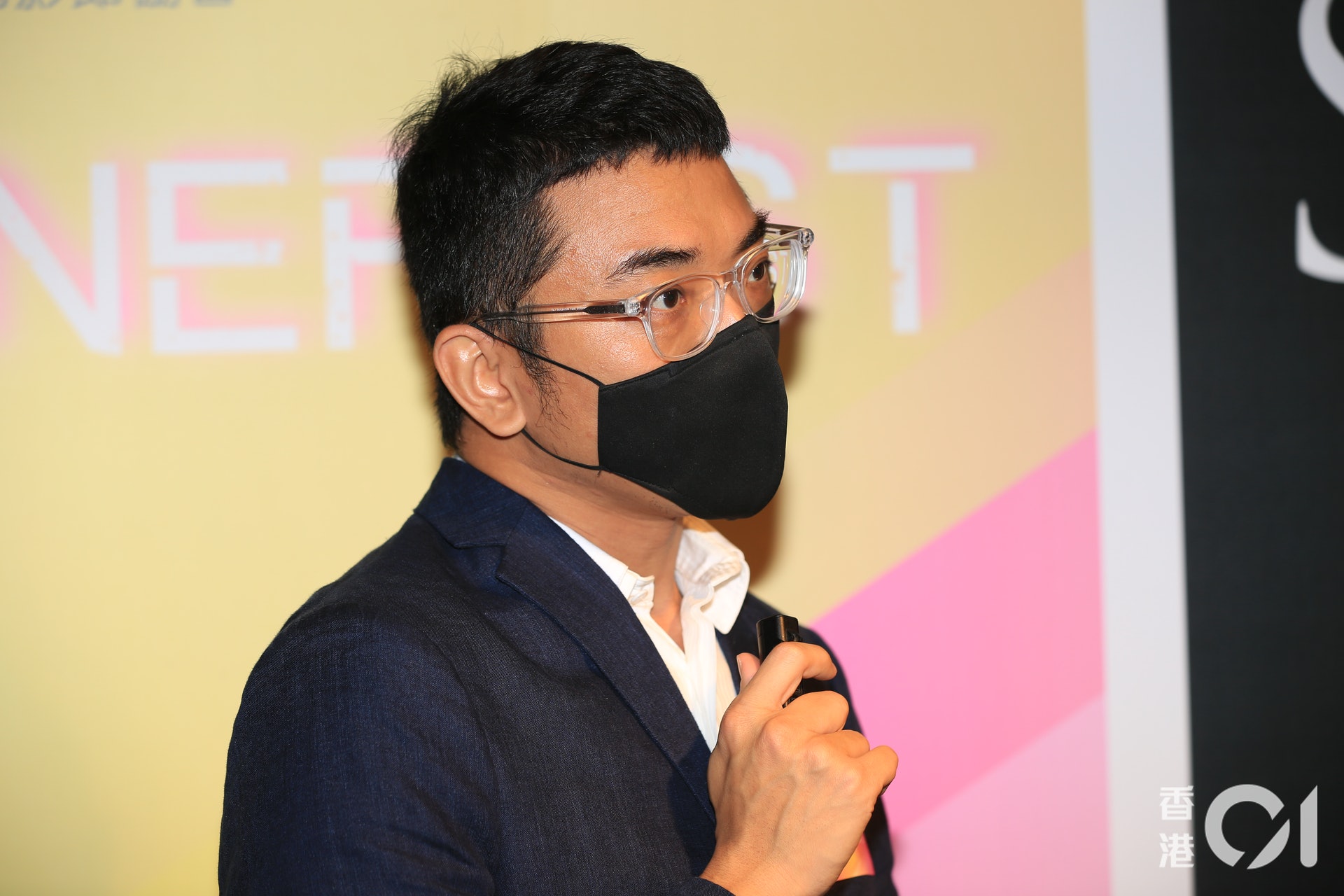 電影早在2016年已經投入拍攝,卻到現時才上映,導演Kit就透露由於電影有兩個截然不同的版本:「我哋舉行過六、七次試映,觀眾嘅反應都比較參差。」現時則選擇了以故事性為主的那一版上映:「但我自己嘅風格係偏向情感上多啲,觀眾可以感受Julian嘅苦況、無助對我嚟講比較重要。」(陳順禎攝) 電影早在2016年已經投入拍攝,卻到現時才上映,導演Kit就透露由於電影有兩個截然不同的版本:「我哋舉行過六、七次試映,觀眾嘅反應都比較參差。」現時則選擇了以故事性為主的那一版上映:「但我自己嘅風格係偏向情感上多啲,觀眾可以感受Julian嘅苦況、無助對我嚟講比較重要。」(陳順禎攝)