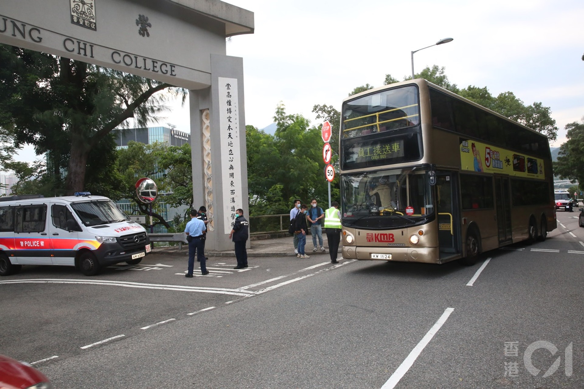 涉案巴士於中文大學祟基學院對開失事,警方在場調查。(何偉鴻攝) 涉案巴士於中文大學祟基學院對開失事,警方在場調查。(何偉鴻攝)