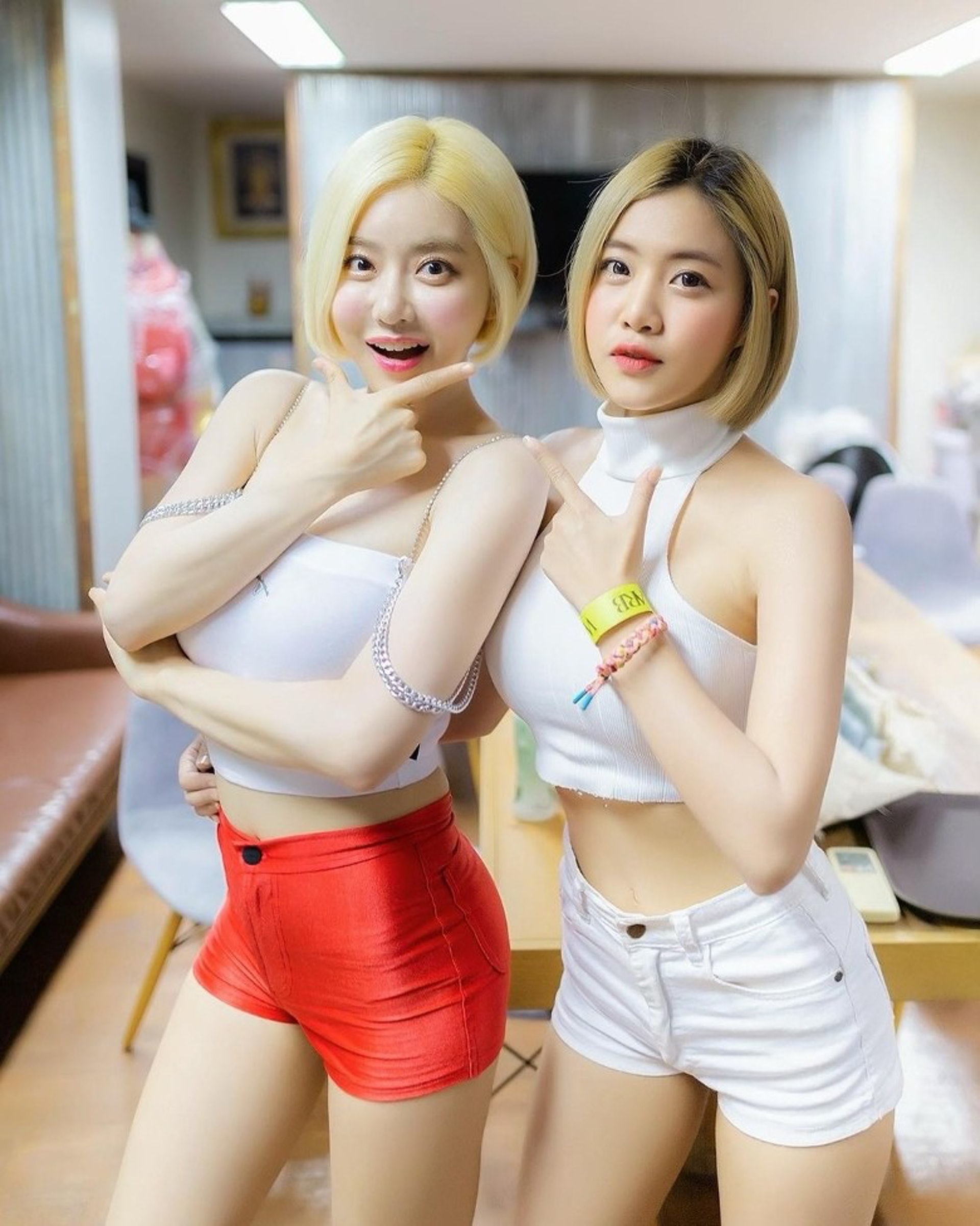 DJ Soda (左) 同FahFah撞樣撞身材。(FahFah ig)