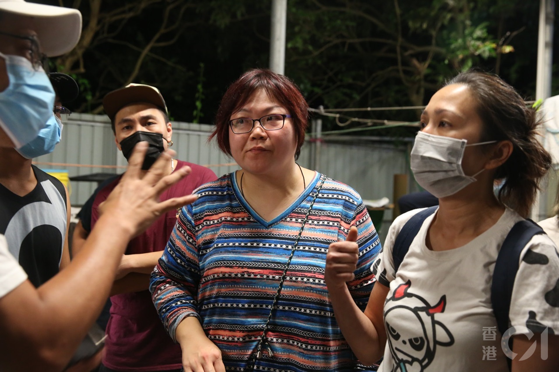 收容所一名義工陳小姐(戴眼鏡者)指,今次撒離行動,並非消防當局決定。(陳永武攝) 收容所一名義工陳小姐(戴眼鏡者)指,今次撒離行動,並非消防當局決定。(陳永武攝)