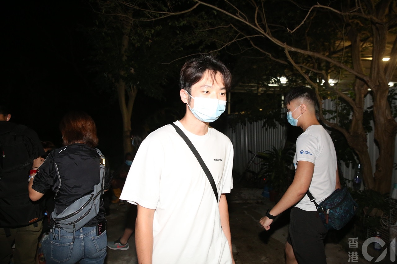 李先生駕車接載不相識的網友到場施援。(陳永武攝) 李先生駕車接載不相識的網友到場施援。(陳永武攝)