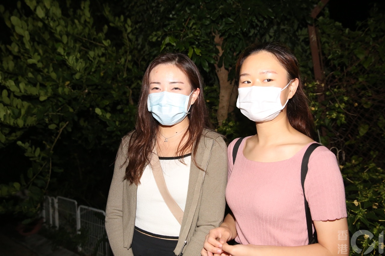 張小姐(左)及藍小姐(右)結伴到場協助。(陳永武攝) 張小姐(左)及藍小姐(右)結伴到場協助。(陳永武攝)