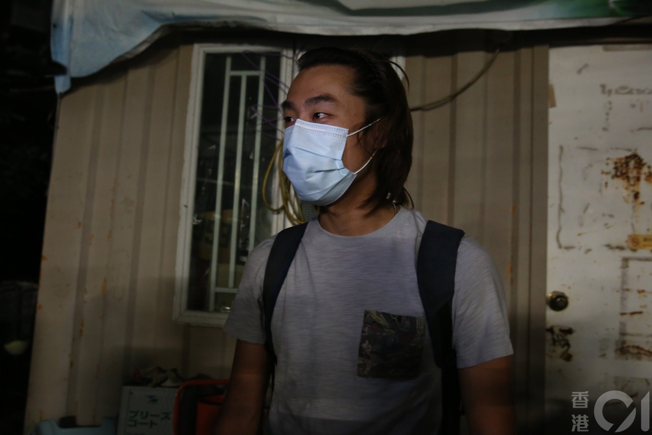 鄭先生由天水圍駕駛七人車到場。(陳永武攝) 鄭先生由天水圍駕駛七人車到場。(陳永武攝)