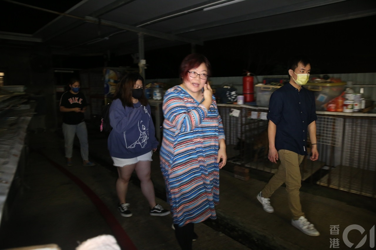 收容所一名義工陳小姐(戴眼鏡者)指,今次撒離行動,並非消防當局決定。(陳永武攝) 收容所一名義工陳小姐(戴眼鏡者)指,今次撒離行動,並非消防當局決定。(陳永武攝)