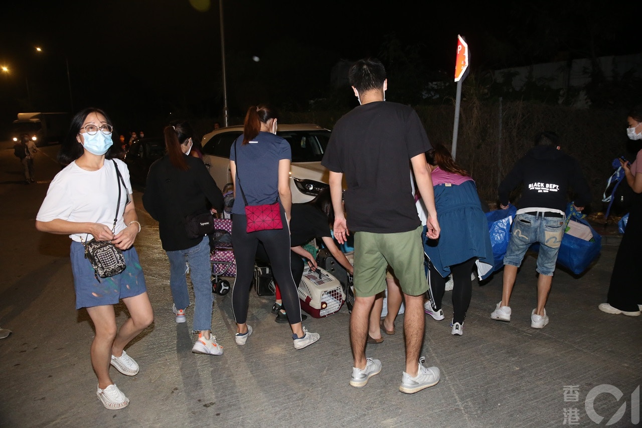 近300名義工及熱心市民,帶備多個寵物籠等裝備到場協助。(陳永武攝) 近300名義工及熱心市民,帶備多個寵物籠等裝備到場協助。(陳永武攝)