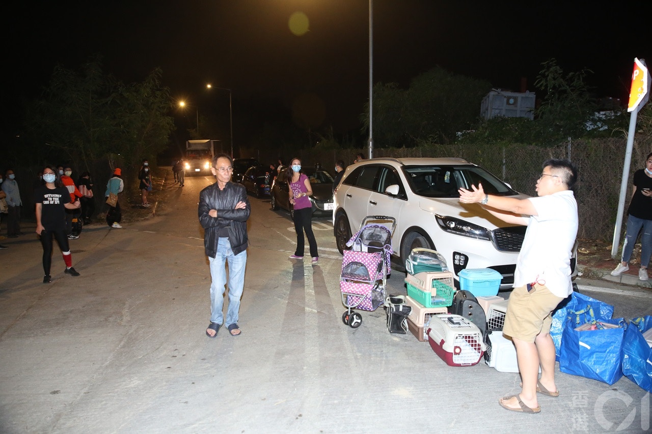 收容所負責人小文(白衫)到場了解。(陳永武攝) 收容所負責人小文(白衫)到場了解。(陳永武攝)