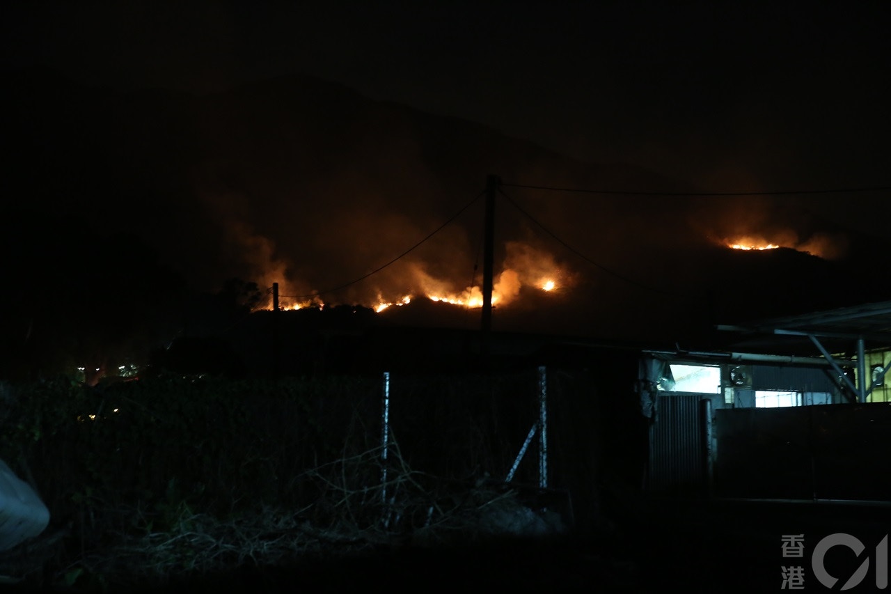 大江埔一帶山頭火光熊熊。(陳永武攝) 大江埔一帶山頭火光熊熊。(陳永武攝)