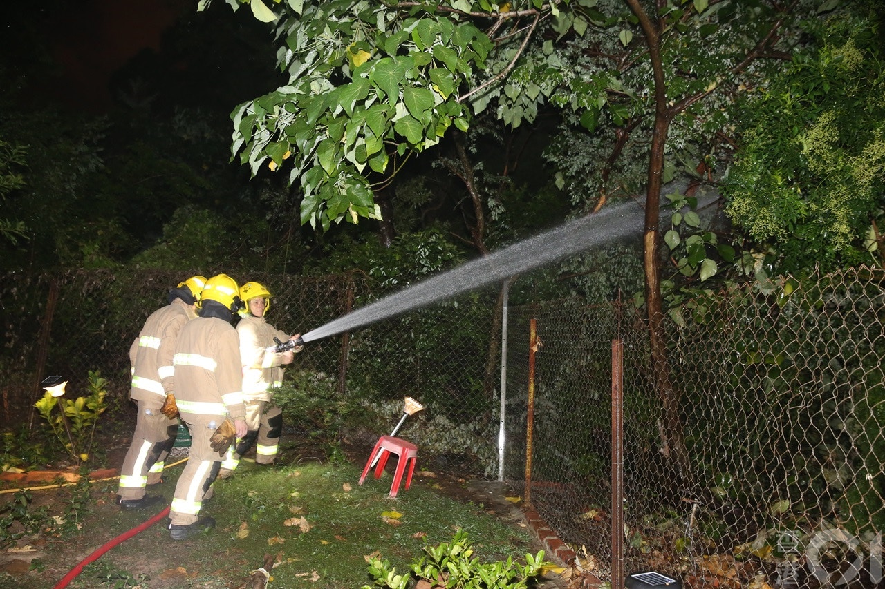 消防向附近樹木射水戒備。(陳永武攝) 消防向附近樹木射水戒備。(陳永武攝)