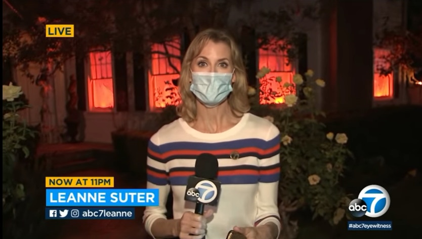 根據《 abc 7 NEWS 》報道，美國加利福尼亞州（California）河濱市（Riverside）的一戶民宅，在萬聖節到來前，將自己的房屋裝飾成看似「火災」現場。（YouTube截圖）