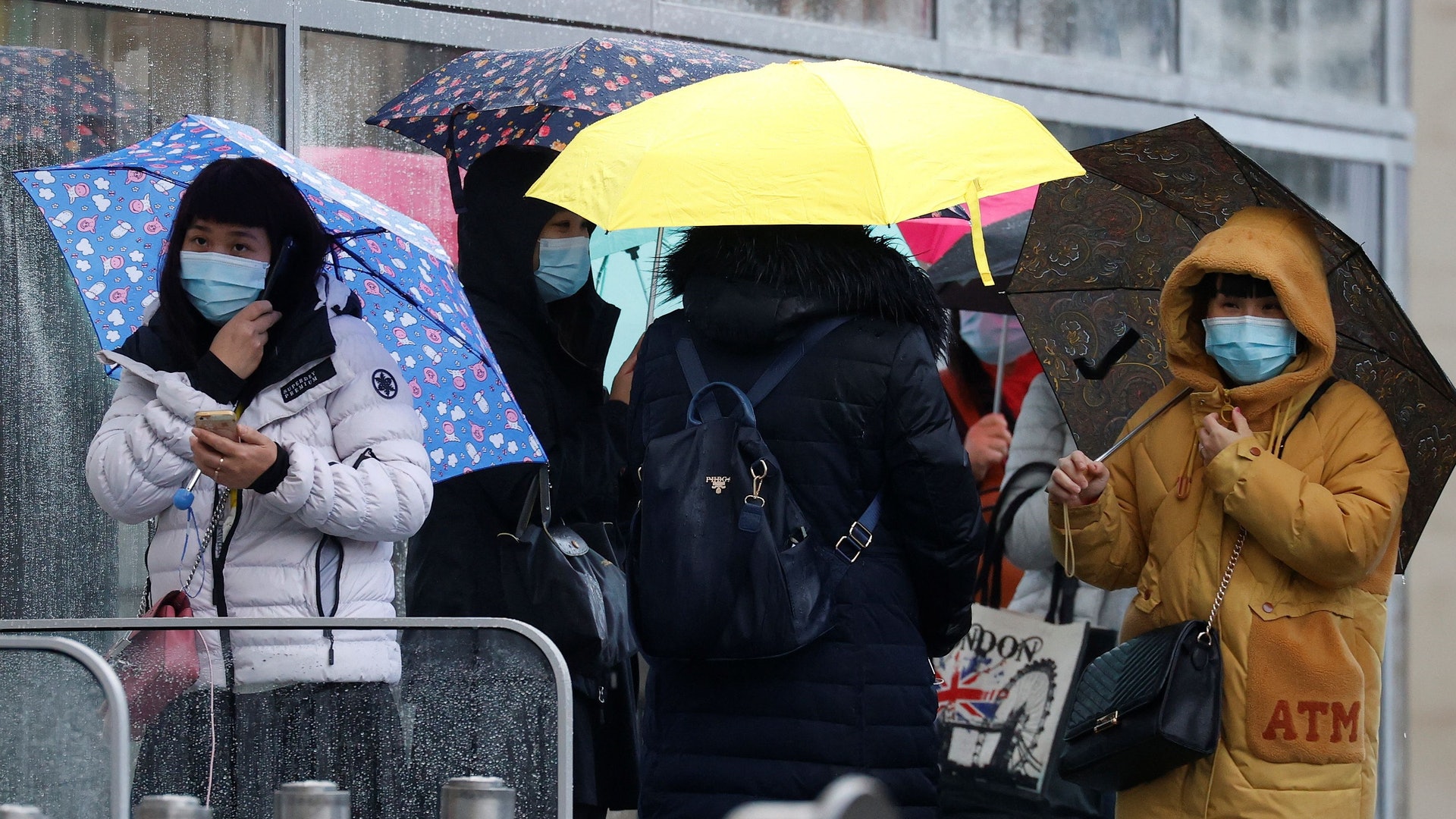 英國新冠肺炎疫情:圖為10月26日,曼徹斯特民眾身在百貨公司外。(Reuters) 英國新冠肺炎疫情:圖為10月26日,曼徹斯特民眾身在百貨公司外。(Reuters)