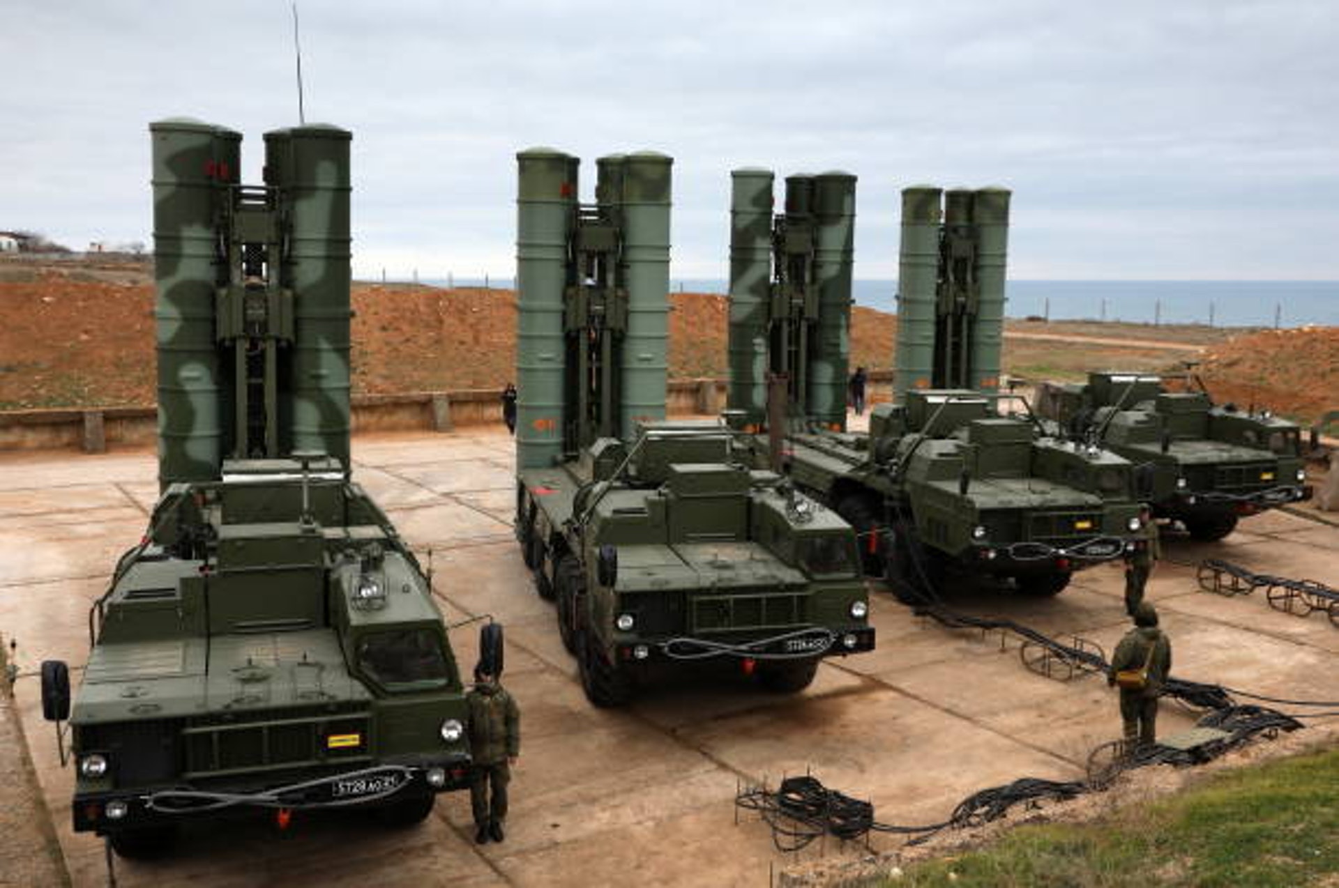 2018年1月13日,克里米亞塞瓦斯托波爾, 俄羅斯南部軍區導彈團的S-400 Triumf 系統正在執行常規戰備任務。這套當今世界最為先進的俄製反導系統,成為俄羅斯軍事硬權力的重要象徵之一。(GettyImages) 2018年1月13日,克里米亞塞瓦斯托波爾, 俄羅斯南部軍區導彈團的S-400 Triumf 系統正在執行常規戰備任務。這套當今世界最為先進的俄製反導系統,成為俄羅斯軍事硬權力的重要象徵之一。(GettyImages)