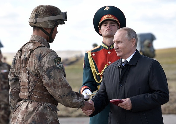 2018年9月13日，俄羅斯總統普京親自向參加東方2018聯合軍演的中國軍人頒發獎章。從普京第三任期開始，俄中雙方的軍事合作迅速發展。其合作互信之緊密，導致部分西方輿論甚至出現了「俄中可能結成新軍事同盟」的擔憂之聲。（GettyImages）