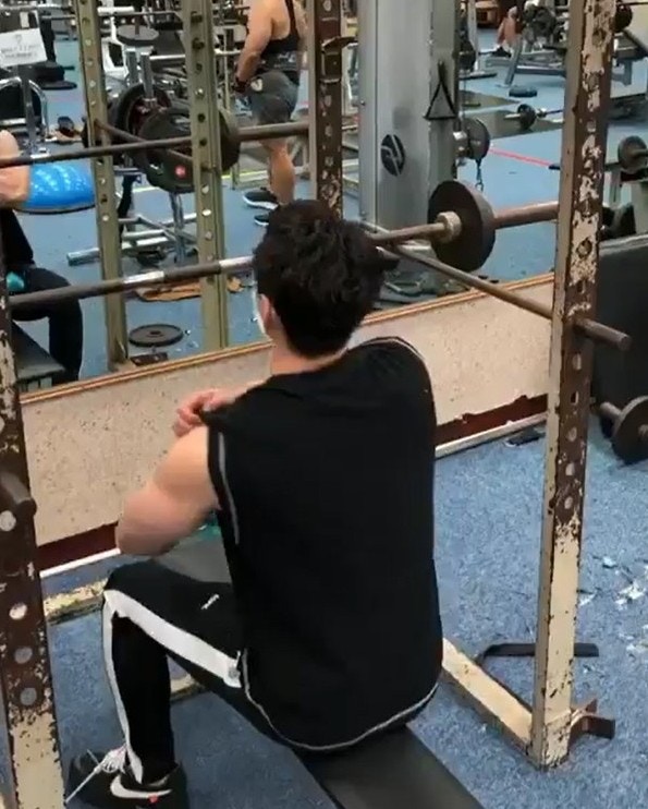 做Gym。（Instagram影片截圖@lawhimmm）