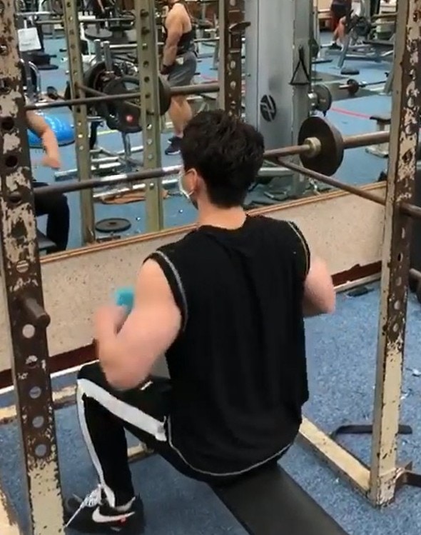 做Gym。（Instagram影片截圖@lawhimmm）
