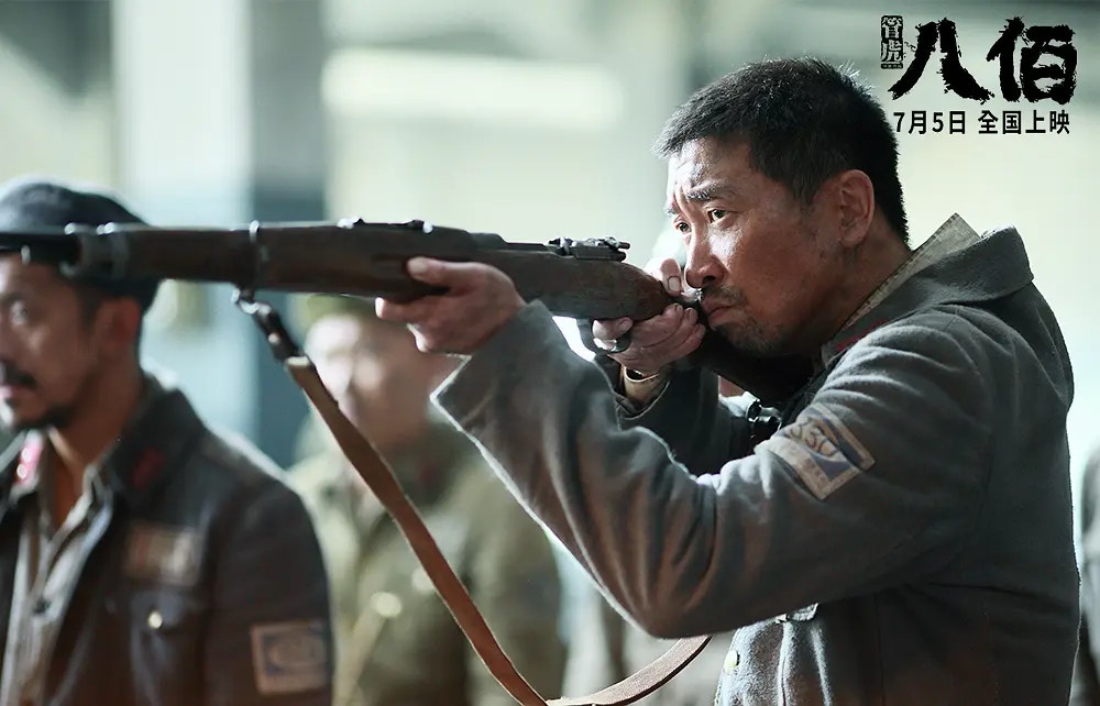 羊拐(王千源飾)是個典型的職業軍人,早已將生死看淡。(《八佰》劇照) 羊拐(王千源飾)是個典型的職業軍人,早已將生死看淡。(《八佰》劇照)