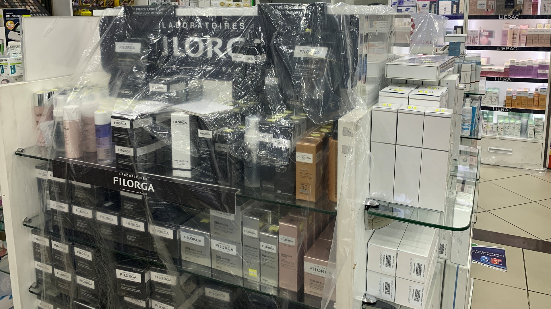 罷買法國貨:圖為10月26日,科威特一間藥房用保鮮紙蓋住法國貨品,鼓勵民眾罷買。(Reuters) 罷買法國貨:圖為10月26日,科威特一間藥房用保鮮紙蓋住法國貨品,鼓勵民眾罷買。(Reuters)