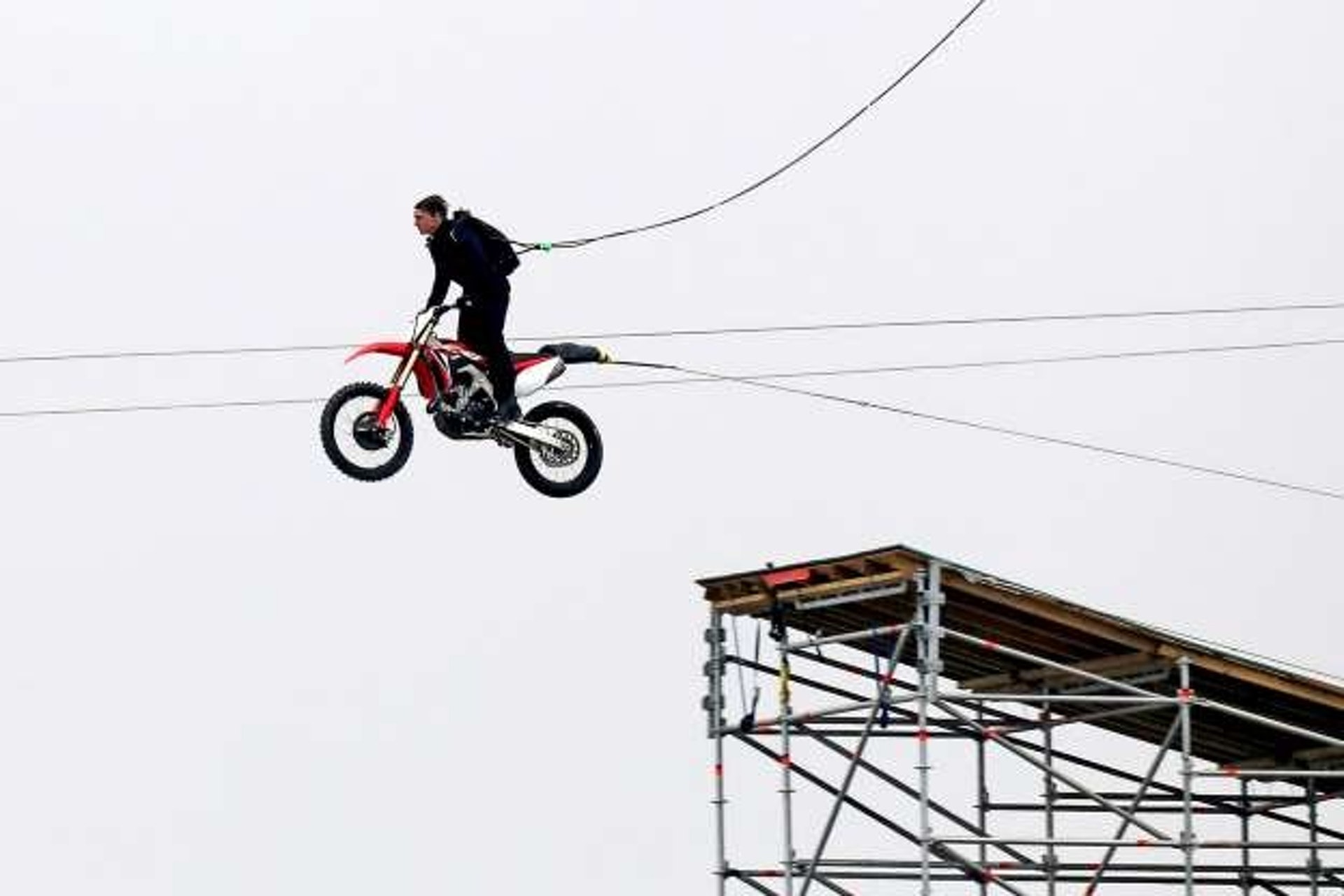 早前見到湯告魯斯在距離地面約500英尺的半空中飛身跳車。(網上圖片)