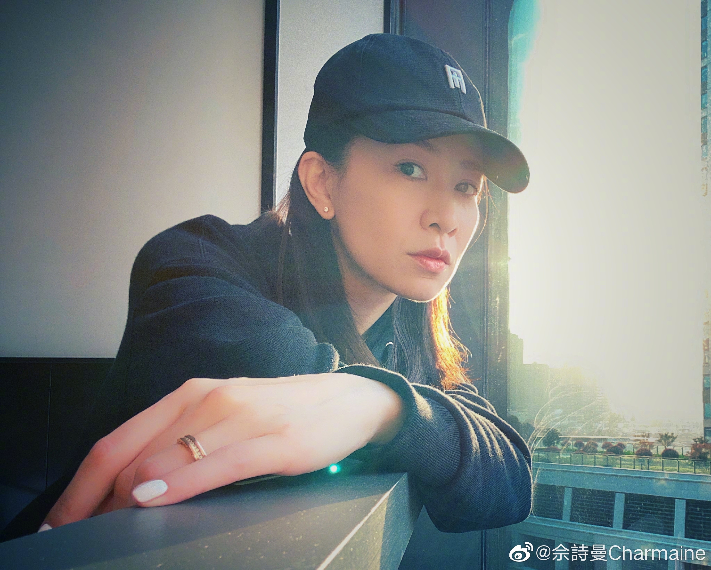 佘詩曼的頭髮屬於中長型。（佘詩曼微博圖片）