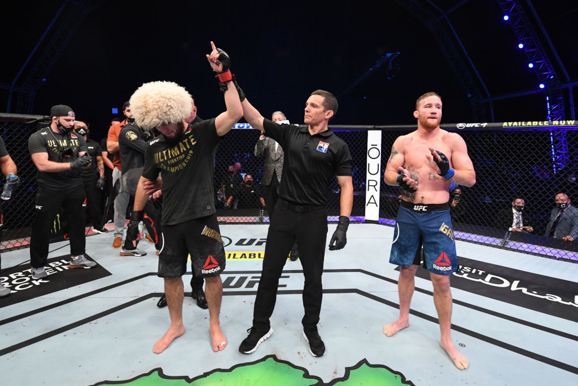 Khabib於UFC 254擊敗Justin Gaethje後宣布退休。圖片來源:Getty Images Khabib於UFC 254擊敗Justin Gaethje後宣布退休。圖片來源:Getty Images