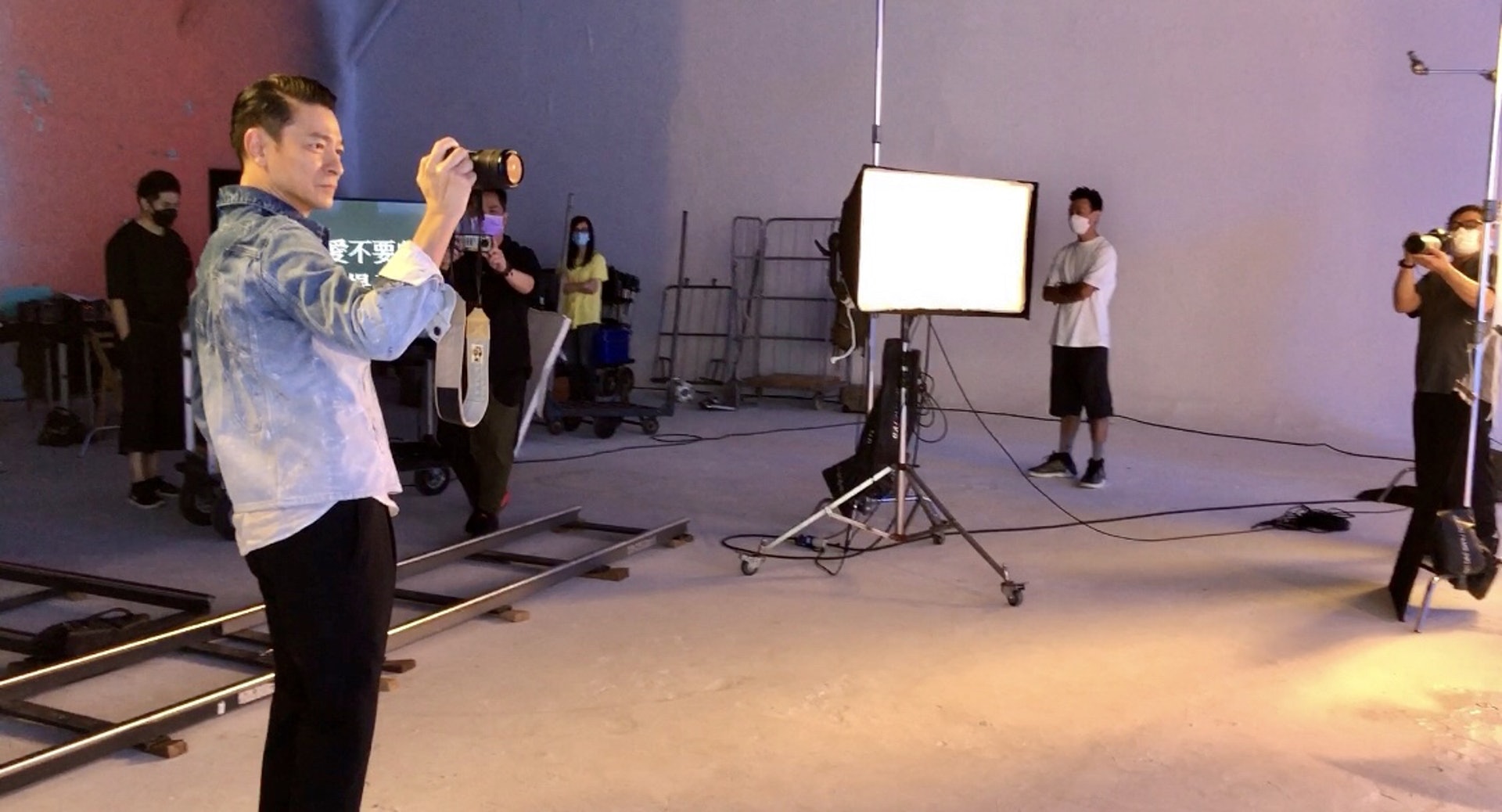 華仔對今次能與熟悉的工作人員重聚感高興。 華仔對今次能與熟悉的工作人員重聚感高興。